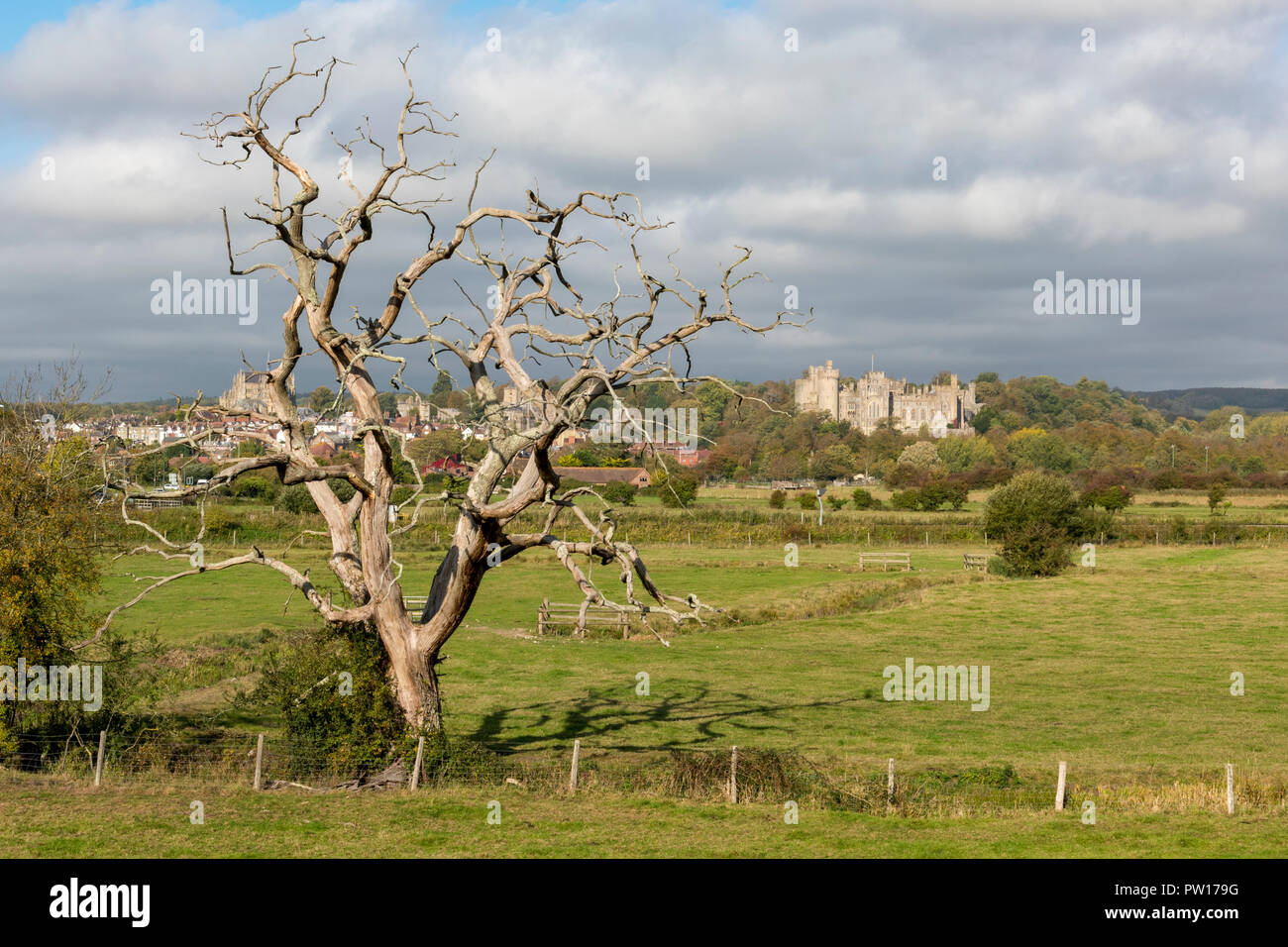 Arundel, West Sussex, Regno Unito. 11 ottobre, 2018. Spesso oscura pioggia e nuvole temporalesche la raccolta di oltre il Castello di Arundel nella bellissima valle di Arun nel West Sussex ai piedi del South Downs national park. Tipicamente autunnale di tempo con la raccolta di nuvole portando pioggia e docce una segnalazione fine alle belle giornate di sole delle prime settimane d'autunno. Credito: Steve Hawkins Fotografia/Alamy Live News Foto Stock