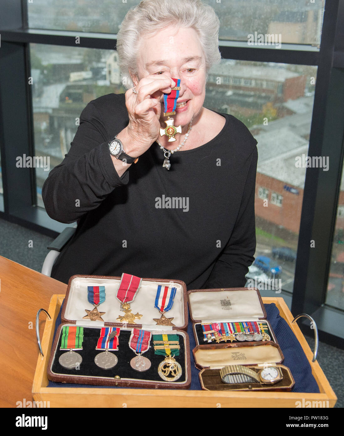 Glasgow, Regno Unito. 11 ottobre 2018, Glasgow REGNO UNITO. Seconda Guerra Mondiale medaglie essendo presentato al veterano nipote di andare dopo mancante per decenni. Le medaglie del Colonnello William I francese dei montanari di Glasgow sono stati trovati in una cassetta di sicurezza di Glasgow commercialisti quattro anni fa, Francese Duncan. Helen Woods (James francese Alexander's nipote) presentato con le medaglie. Credito: Colin Fisher/Alamy Live News Foto Stock