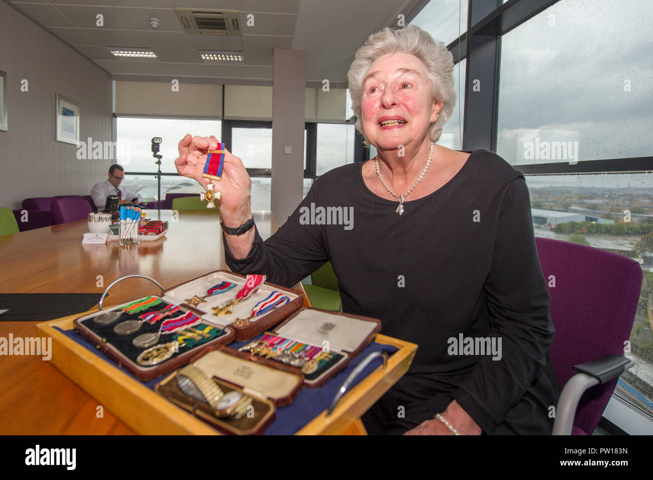 Glasgow, Regno Unito. 11 ottobre 2018, Glasgow REGNO UNITO. Seconda Guerra Mondiale medaglie essendo presentato al veterano nipote di andare dopo mancante per decenni. Le medaglie del Colonnello William I francese dei montanari di Glasgow sono stati trovati in una cassetta di sicurezza di Glasgow commercialisti quattro anni fa, Francese Duncan. Helen Woods (James francese Alexander's nipote) presentato con le medaglie. Credito: Colin Fisher/Alamy Live News Foto Stock