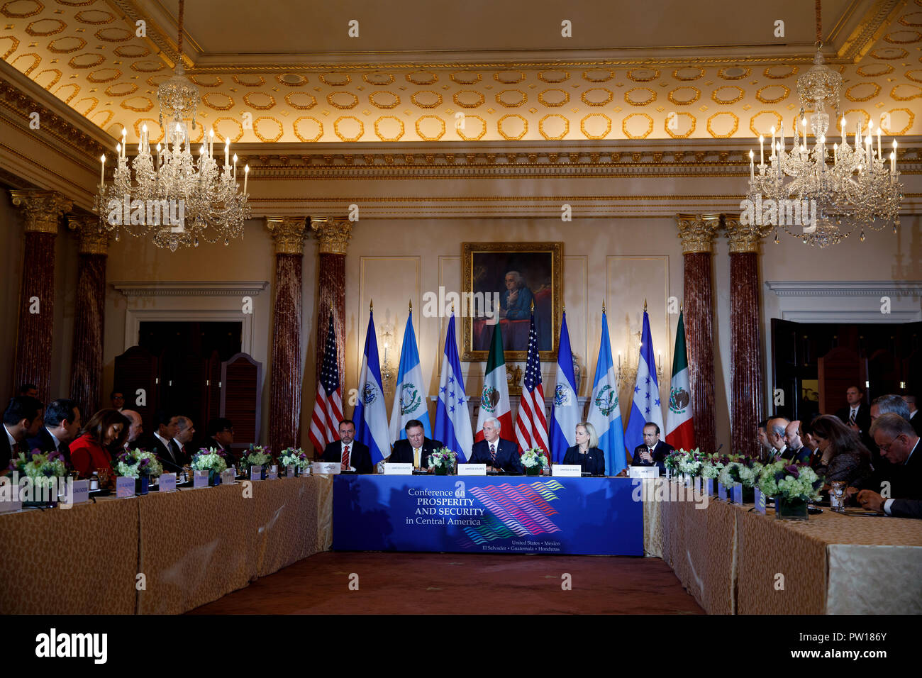 Washington, Stati Uniti d'America. Undicesimo oct, 2018. Stati Uniti Vice Presidente Mike pence (C) parla durante la conferenza sulla prosperità e sicurezza in America centrale presso l'U.S. Il Dipartimento di Stato a Washington, DC, Stati Uniti, il 11 ottobre, 2018. Credito: Ting Shen/Xinhua/Alamy Live News Foto Stock