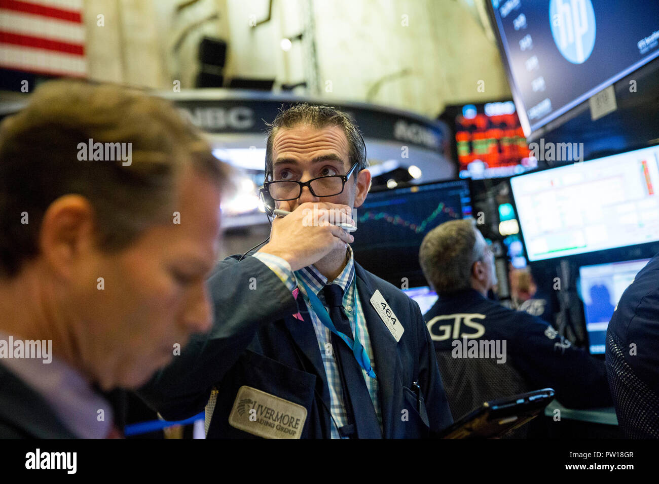 New York, Stati Uniti d'America. Undicesimo oct, 2018. I trader lavorano presso il New York Stock Exchange di New York, gli Stati Uniti, il 11 ottobre, 2018. Stati Uniti scorte estesa perdite profonde nel trading volatile giovedì. Il Dow Jones Industrial Average cadde 545.91 punti, o 2,13 percento, a 25,052.83. S&P 500 è stato giù i punti 57.31, o 2,06 percento, per 2,728.37. Il Nasdaq Composite Index è stato giù i punti 92.99, o 1,25%, per 7,329.06. Credito: Wang Ying/Xinhua/Alamy Live News Foto Stock