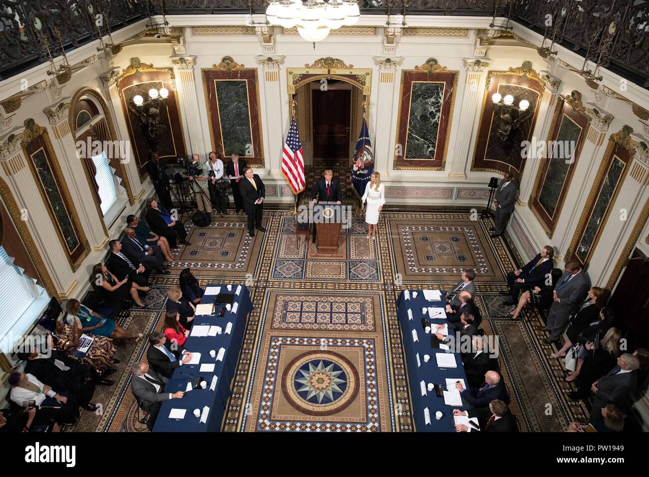 U.S presidente Donald Trump, uniti da membri del gabinetto e senior White  House consiglieri, offre commento durante la riunione annuale dei  presidenti interagenzie Task Force per il monitoraggio e la lotta contro