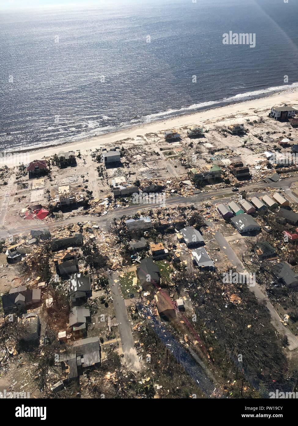 Florida, Stati Uniti d'America. 11 ott 2018. Vicino a distruzione totale per le comunità costiere del Messico Beach dopo aver preso un colpo diretto dall uragano Michael come la tempesta ha lasciato una strisciata di distruzione in tutta la regione di Panhandle della Florida area Ottobre 11, 2018 in Messico Beach, Florida. La categoria 4 tempesta mostro ucciso almeno 6 persone annuncio a sinistra dietro il danno catastrofico lungo la northwestern Florida. Credito: Planetpix/Alamy Live News Foto Stock