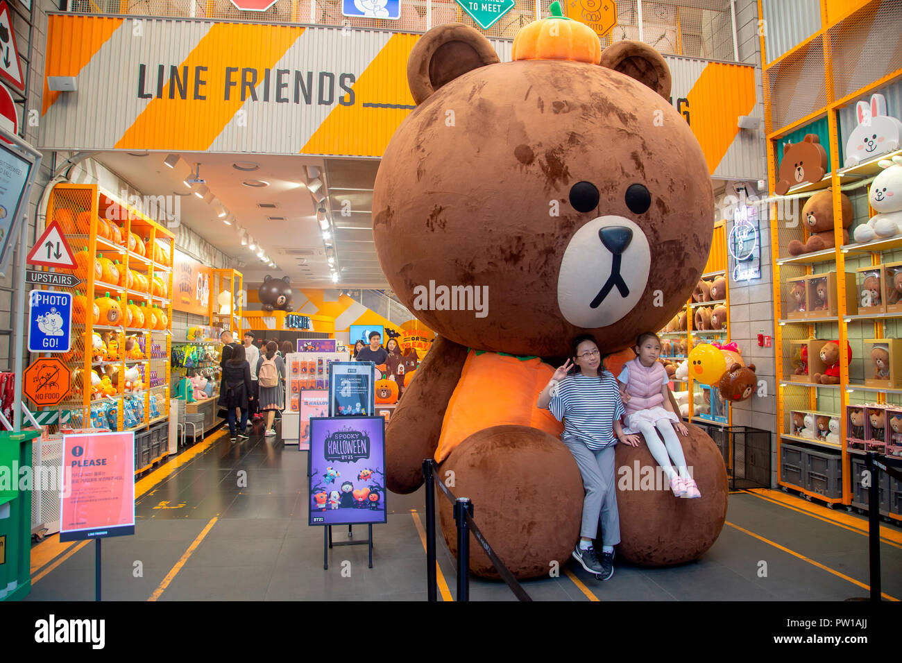 Amici Online Flagship Store, Ott 4, 2018 : Amici Online Flagship Store a a Myeongdong nel centro di Seoul, Corea del Sud. A Myeongdong è la Corea del Sud è più costoso quartiere commerciale e uno di Seoul le principali zone di shopping e turismo distretti. Credito: Lee Jae-Won/AFLO/Alamy Live News Foto Stock