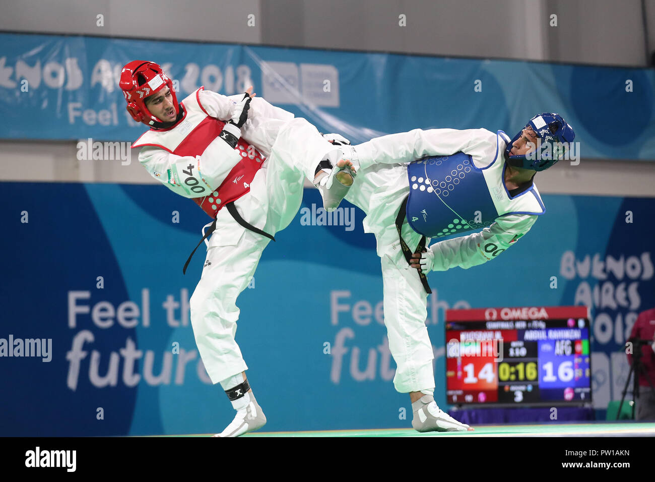 Buenos Aires. Undicesimo oct, 2018. Mohammadali Khosrarvi (L) dell'Iran compete con Nisar Ahmad Abdul Rahimzai dell Afganistan durante l'uomo 73kg Semifinale di taekwondo evento all'estate 2018 Olimpiadi della Gioventù a Buenos Aires, Argentina, il 11 ottobre, 2018. Nisar Ahmad Abdul Rahimzai perso 16-19 e ha preso il bronzo. Credito: Li Ming/Xinhua/Alamy Live News Foto Stock