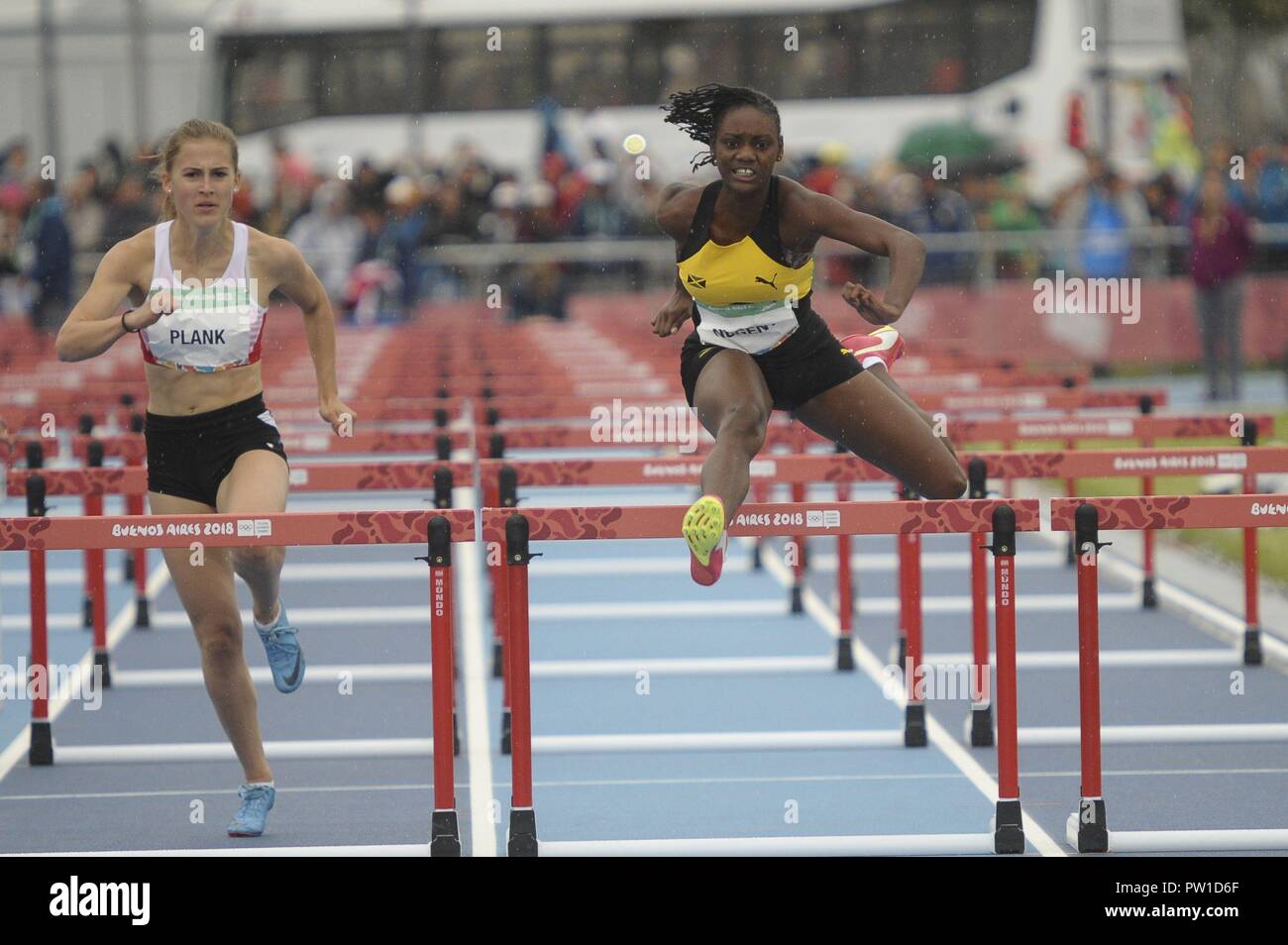 Buenos Aires, Buenos Aires, Argentina. Undicesimo oct, 2018. JOHANNA listone di Austria (L) e ACKERA NUGENT della Giamaica competere durante le Donne 100m Ostacoli (76,2 cm) Fase 1 - calore 2 il giorno 5 del corso Buenos Aires 2018 Olimpiadi della Gioventù presso il Parco Olimpico. Credito: Patricio Murphy/ZUMA filo/Alamy Live News Foto Stock