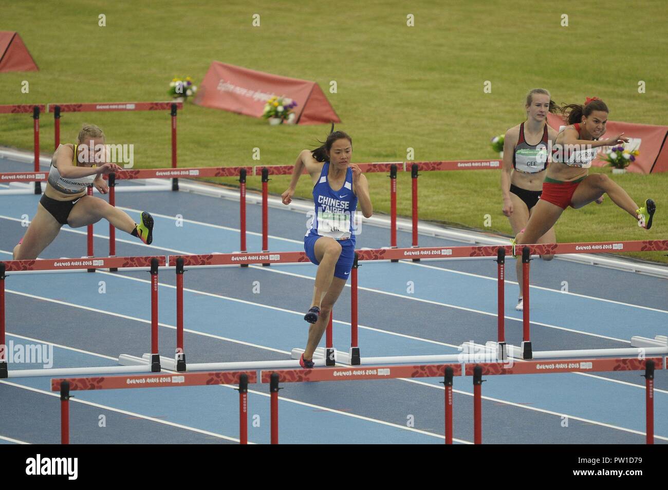 Buenos Aires, Buenos Aires, Argentina. Undicesimo oct, 2018. TING-Wei Lin di Taipei cinese porta le donne 100m Ostacoli (76,2 cm) Fase 1 - calore 2 in cui essa è venuto prima il giorno 5 del corso Buenos Aires 2018 Olimpiadi della Gioventù presso il Parco Olimpico. Credito: Patricio Murphy/ZUMA filo/Alamy Live News Foto Stock