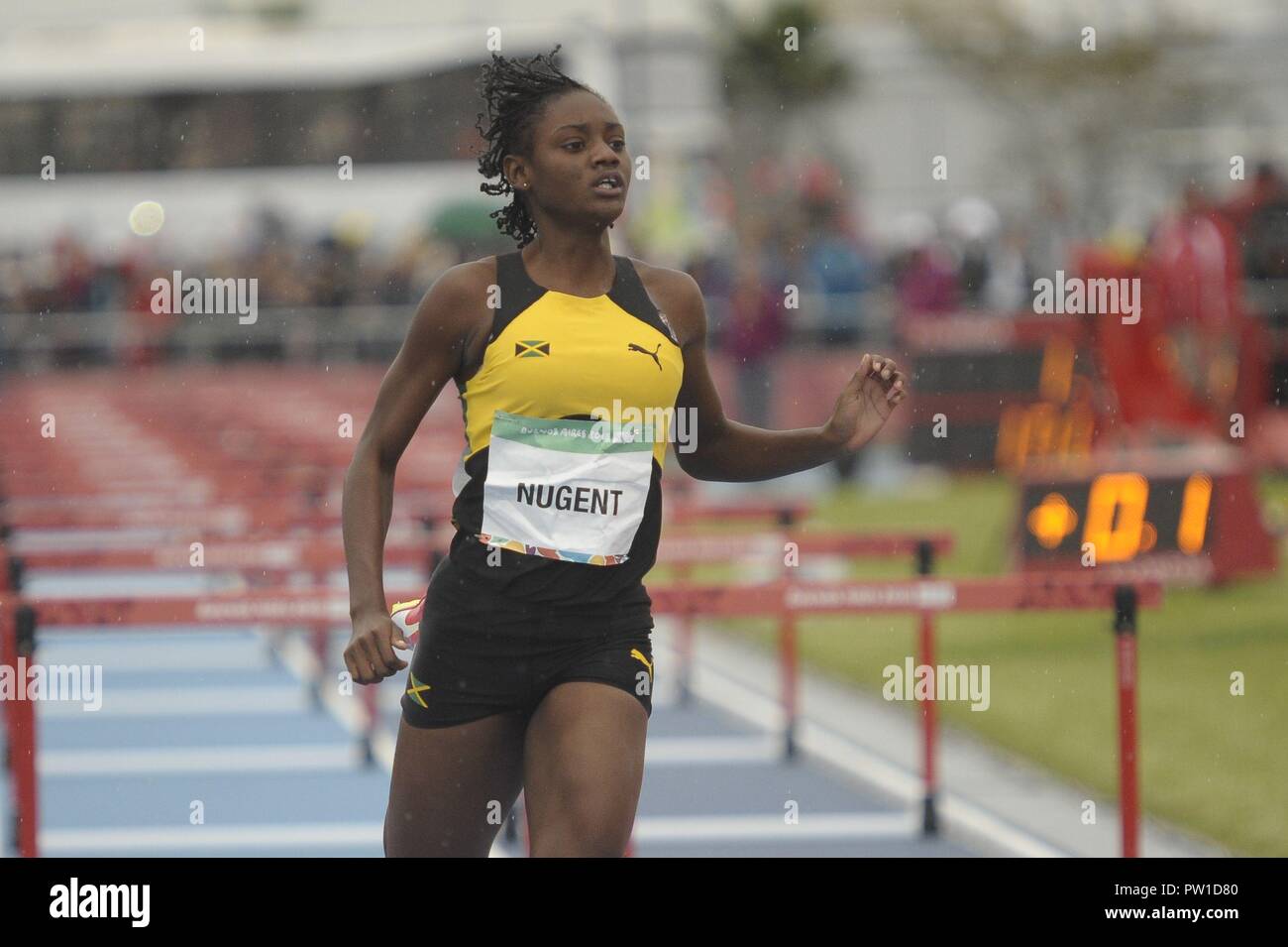 Buenos Aires, Buenos Aires, Argentina. Xii oct, 2018. Vincitore ACKERA NUGENT della Giamaica alla fine delle Donne 100m Ostacoli (76,2 cm) Fase 1 - calore 2 il giorno 5 del corso Buenos Aires 2018 Olimpiadi della Gioventù presso il Parco Olimpico. Credito: Patricio Murphy/ZUMA filo/Alamy Live News Foto Stock