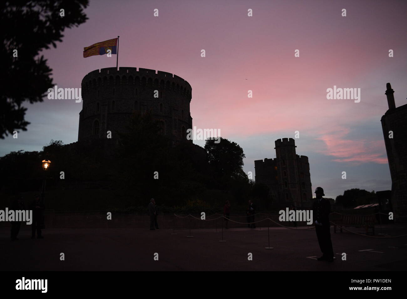 Il Castello di Windsor. 12 ott 2018. Regno Unito Meteo, alba sopra il castello di Windsor e precedendo di Eugenie wedding a Jack Brooksbank Picture Jeremy Selwyn Credito: Evening Standard limitata /Alamy Live News Foto Stock