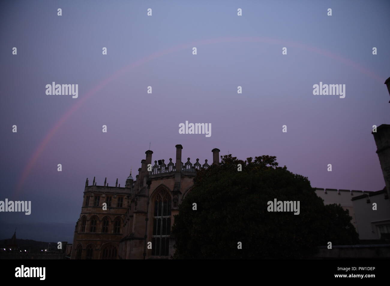 Il Castello di Windsor. 12 ott 2018. Regno Unito Meteo, alba sopra il castello di Windsor e precedendo di Eugenie wedding a Jack Brooksbank Picture Jeremy Selwyn Credito: Evening Standard limitata /Alamy Live News Foto Stock