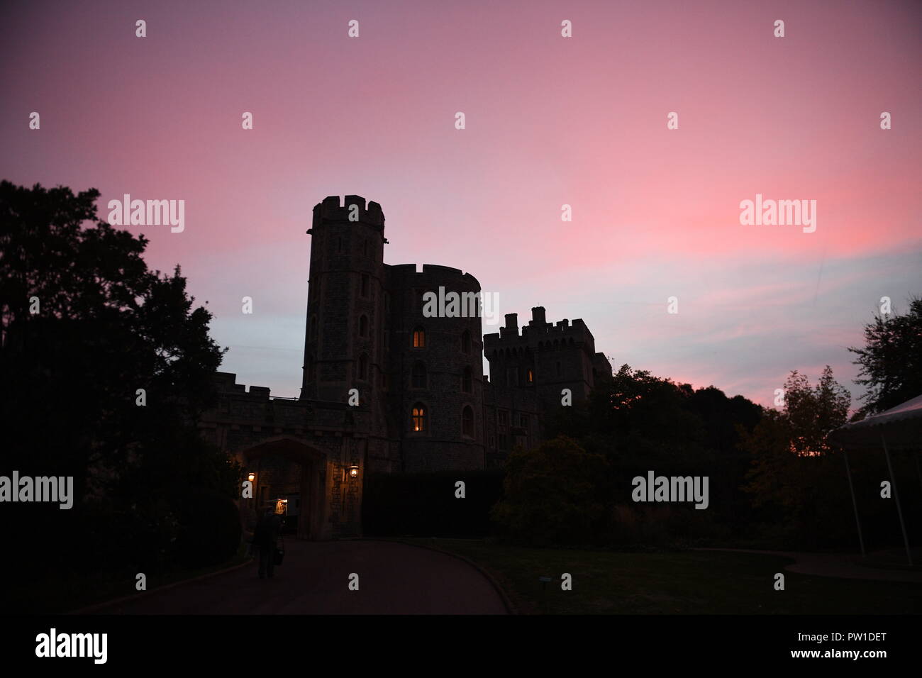 Il Castello di Windsor. 12 ott 2018. Regno Unito Meteo, alba sopra il castello di Windsor e precedendo di Eugenie wedding a Jack Brooksbank Picture Jeremy Selwyn Credito: Evening Standard limitata /Alamy Live News Foto Stock