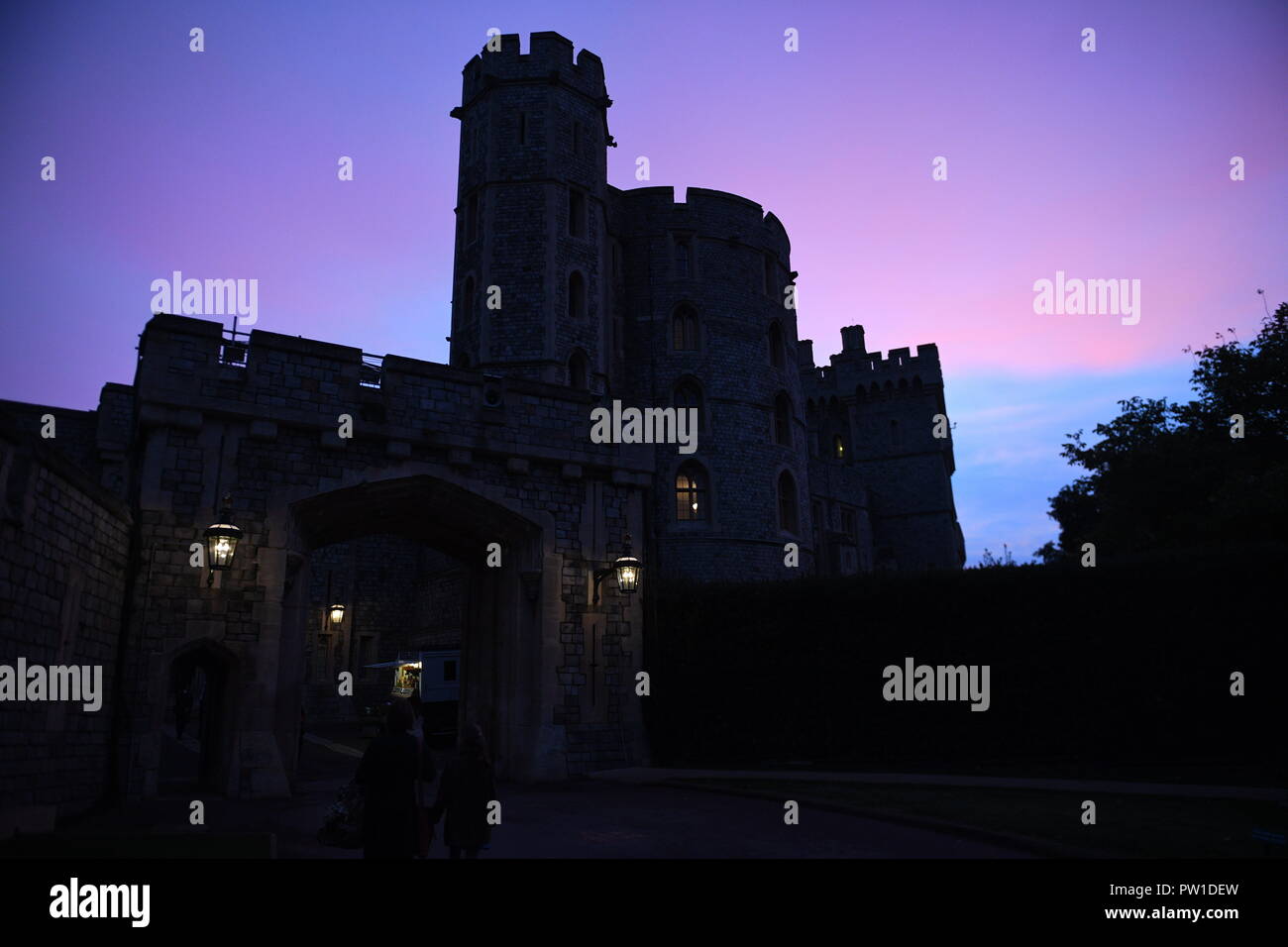 Il Castello di Windsor. 12 ott 2018. Regno Unito Meteo, alba sopra il castello di Windsor e precedendo di Eugenie wedding a Jack Brooksbank Picture Jeremy Selwyn Credito: Evening Standard limitata /Alamy Live News Foto Stock