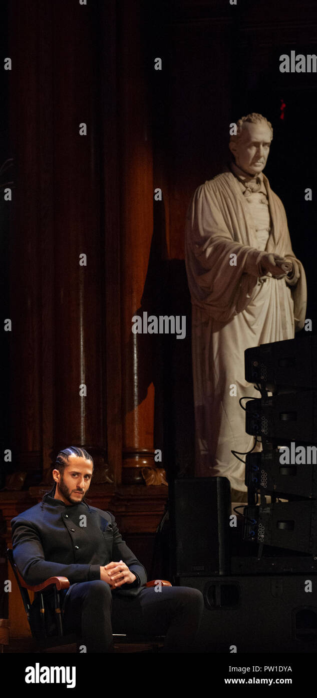 Hutchins Center presso la Harvard University di Cambridge, MA, USA. 11 ott 2018. Colin Kaepernick durante il 2018 W.E.B. Du Bois premiazione presso la Harvard University di Cambridge, Massachusetts, STATI UNITI D'AMERICA. Kaepernick, un ex NFL quarterback per la San Francisco 49ers è diventato un'icona americana dopo keeling durante gli Stati Uniti Inno nazionale per protestare contro la violenza della polizia contro gli americani neri. Credito: Chuck Nacke/Alamy Live News Foto Stock
