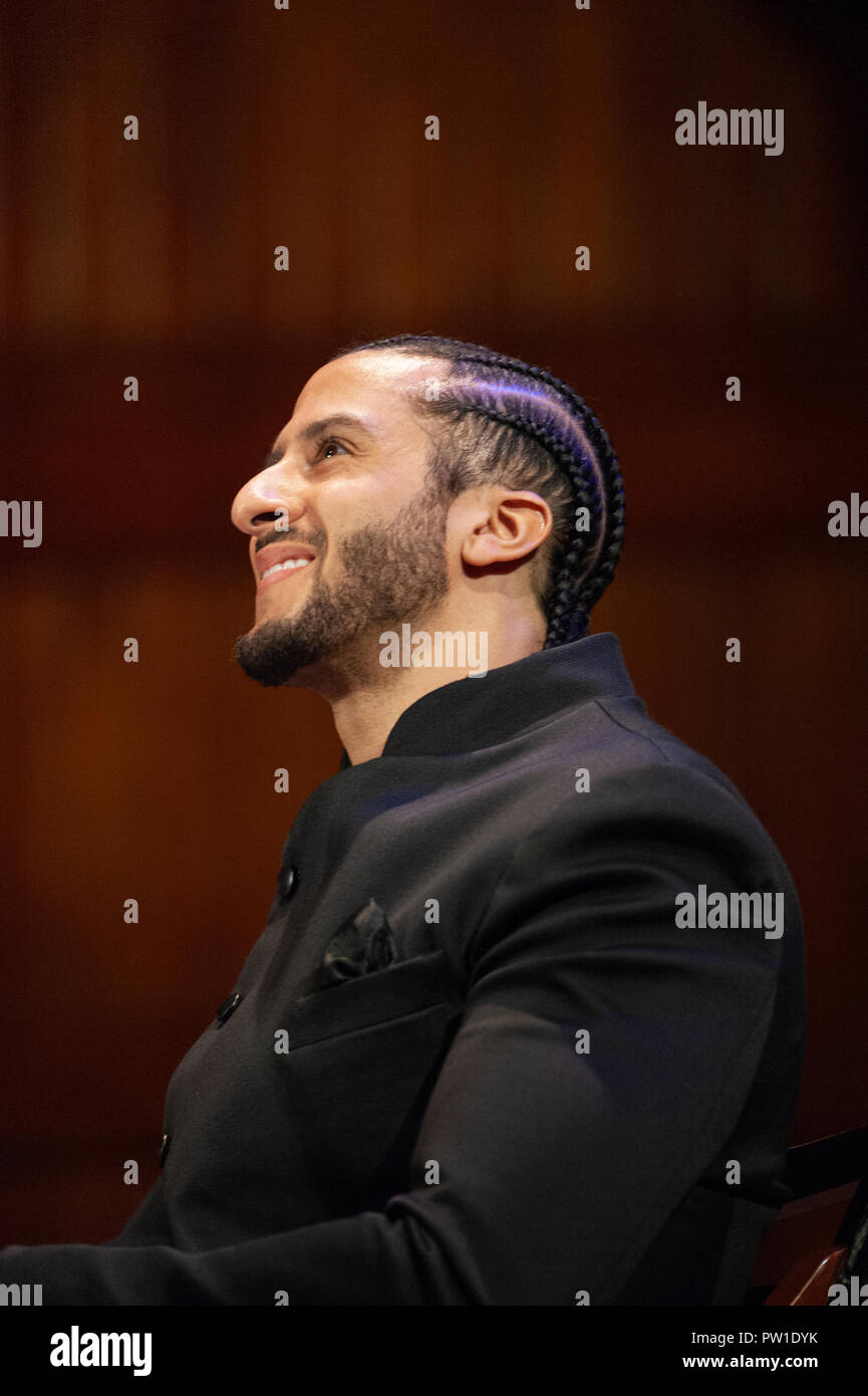 Hutchins Center presso la Harvard University di Cambridge, MA, USA. 11 ott 2018. Colin Kaepernick durante il 2018 W.E.B. Du Bois premiazione presso la Harvard University di Cambridge, Massachusetts, STATI UNITI D'AMERICA. Kaepernick, un ex NFL quarterback per la San Francisco 49ers è diventato un'icona americana dopo keeling durante gli Stati Uniti Inno nazionale per protestare contro la violenza della polizia contro gli americani neri. Credito: Chuck Nacke/Alamy Live News Foto Stock