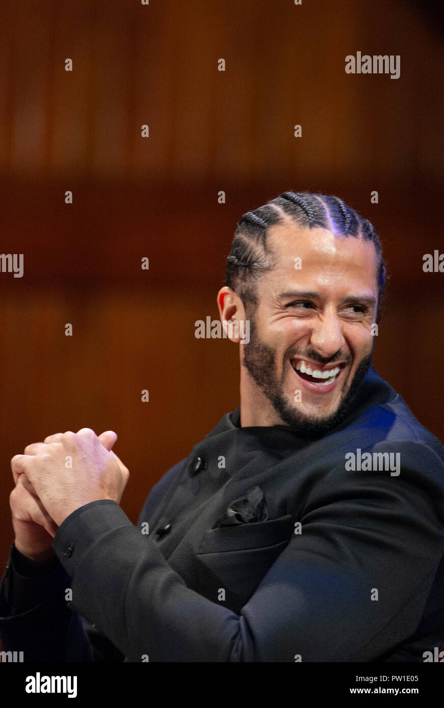 Hutchins Center presso la Harvard University di Cambridge, MA, USA. 11 ott 2018. Colin Kaepernick durante il 2018 W.E.B. Du Bois premiazione presso la Harvard University di Cambridge, Massachusetts, STATI UNITI D'AMERICA. Kaepernick, un ex NFL quarterback per la San Francisco 49ers è diventato un'icona americana dopo keeling durante gli Stati Uniti Inno nazionale per protestare contro la violenza della polizia contro gli americani neri. Credito: Chuck Nacke/Alamy Live News Foto Stock