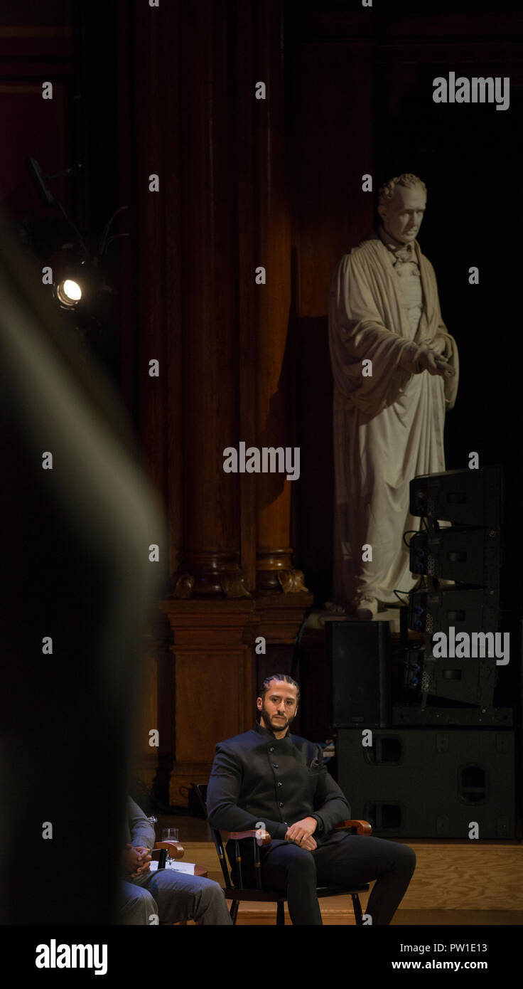 Hutchins Center presso la Harvard University di Cambridge, MA, USA. 11 ott 2018. Colin Kaepernick durante il 2018 W.E.B. Du Bois premiazione presso la Harvard University di Cambridge, Massachusetts, STATI UNITI D'AMERICA. Kaepernick, un ex NFL quarterback per la San Francisco 49ers è diventato un'icona americana dopo keeling durante gli Stati Uniti Inno nazionale per protestare contro la violenza della polizia contro gli americani neri. Credito: Chuck Nacke/Alamy Live News Foto Stock