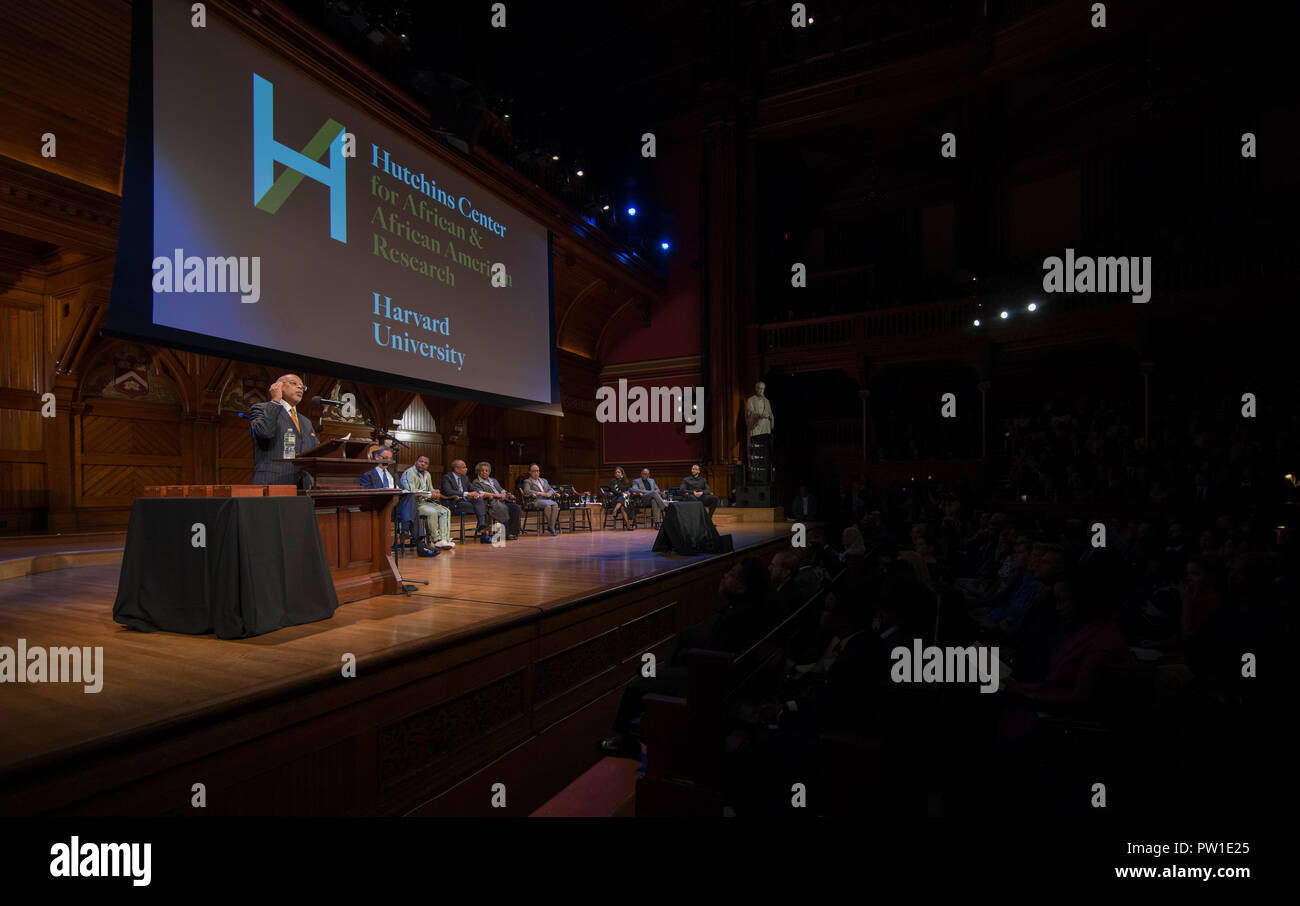 10/11/2018: Hutchins Center presso la Harvard University di Cambridge, MA. Henry Louis Gates, Jr. rendendo le osservazioni di apertura durante il 2018 W.E.B Du Bois premiazione presso la Harvard University di Cambridge, Massachusetts, USA. Credito: Chuck Nacke/Alamy Live News Foto Stock