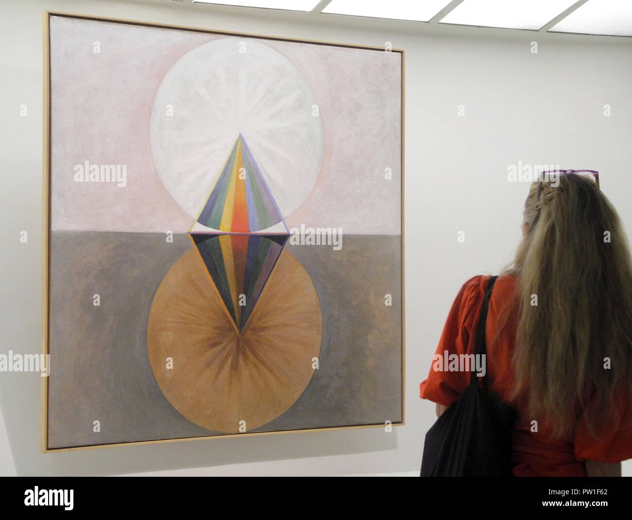 New York, Stati Uniti d'America. Undicesimo oct, 2018. Il dipinto 'Gruppo IX/SUW, il cigno, n. 12' dal pittore svedese Hilma af Klint (1862-1944) appesi nella mostra "dipinti per il futuro" al Museo Guggenheim. Credito: Johannes Schmitt-Tegge/dpa/Alamy Live News Foto Stock