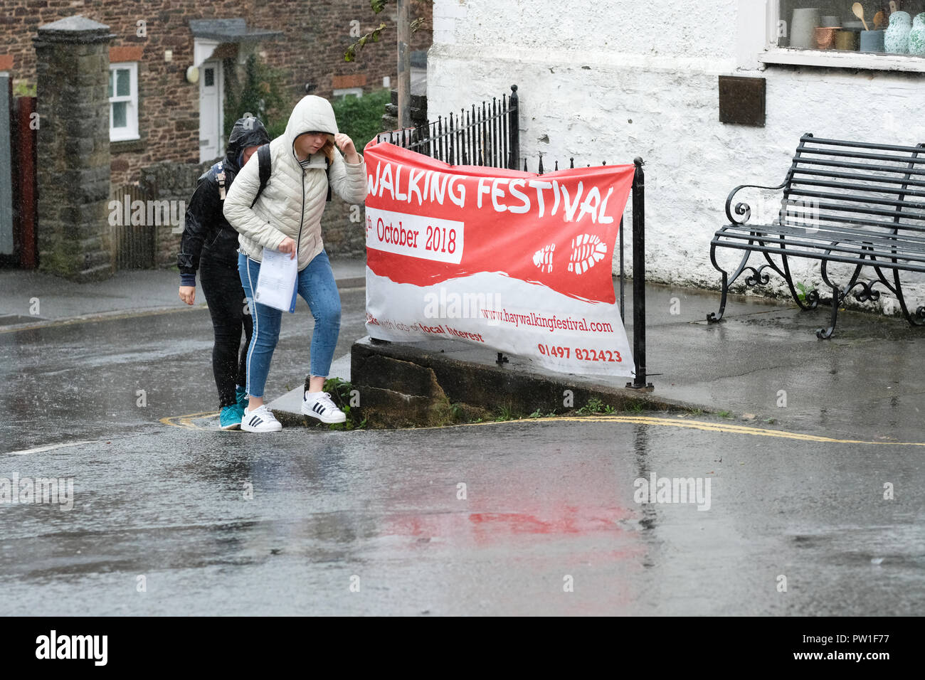 Hay-on-Wye, POWYS, GALLES - Venerdì 12 Ottobre 2018 - Walkers lotta contro il forte vento e pioggia nella città di confine di Hay-on-Wye - Hay ospita un festival del camminare in questo weekend - previsioni per un molto umido e ventoso weekend in tutto il Galles e l'Occidente. Foto Steven Maggio / Alamy Live News Foto Stock