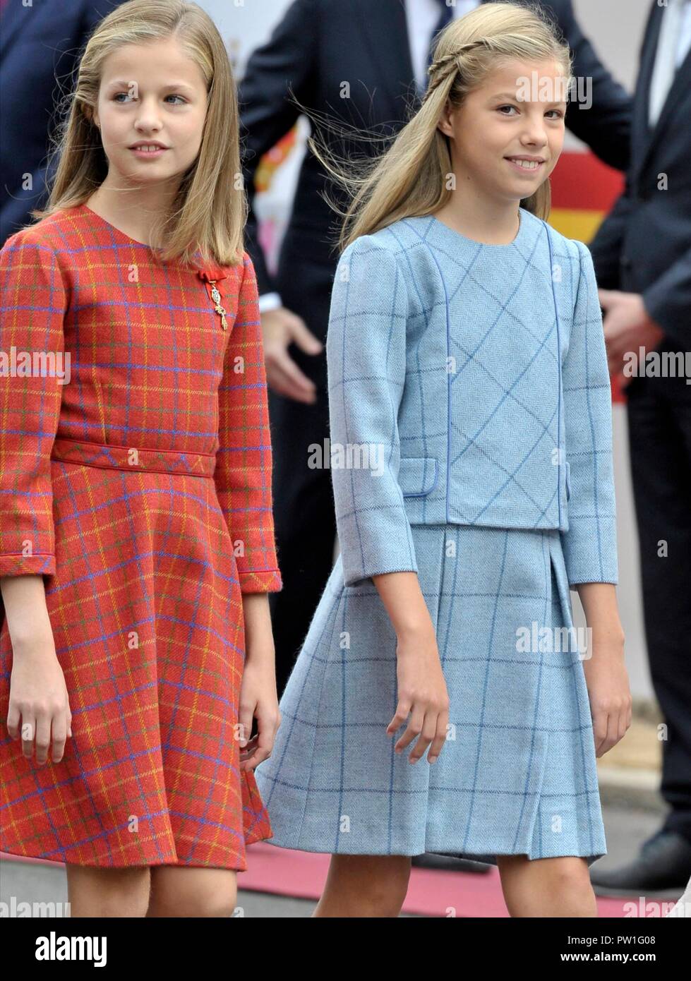 Madrid, Spagna. Xii Ottobre, 2018. Re spagnolo Felipe VI e Letizia Ortiz con figlie Principessa Leonor e Sofia de Borbon assistere ad una parata militare durante il noto come Dia de la Hispanidad, Spagna della Giornata Nazionale, a Madrid, il venerdì 12 ottobre, 2018 Credit: CORDON PREMERE/Alamy Live News Foto Stock