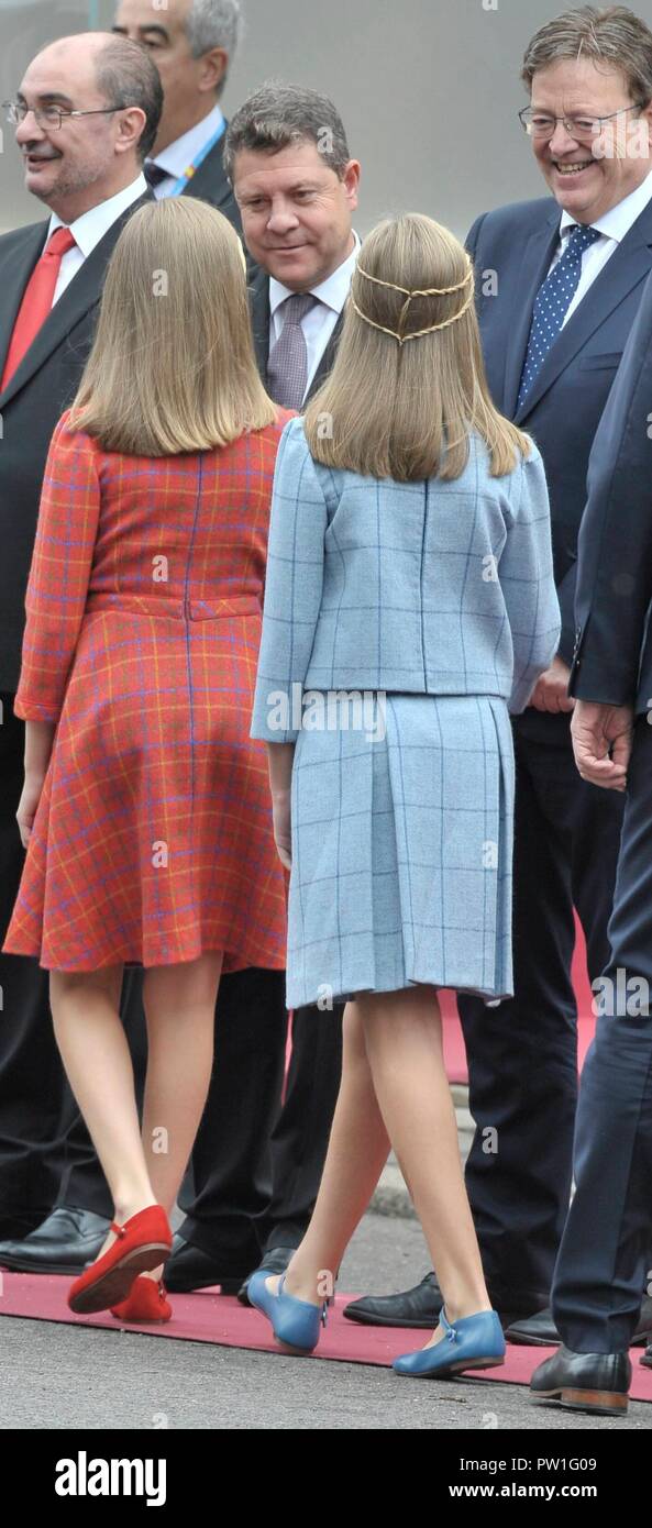 Madrid, Spagna. Xii Ottobre, 2018. Re spagnolo Felipe VI e Letizia Ortiz con figlie Principessa Leonor e Sofia de Borbon assistere ad una parata militare durante il noto come Dia de la Hispanidad, Spagna della Giornata Nazionale, a Madrid, il venerdì 12 ottobre, 2018 Credit: CORDON PREMERE/Alamy Live News Foto Stock