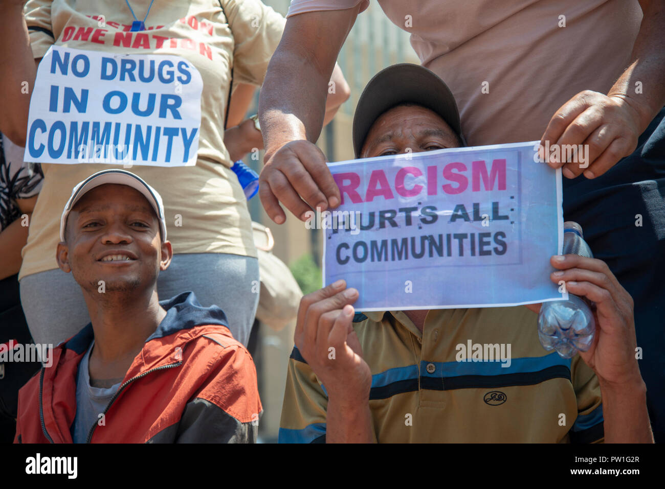 Johannesburg, Sud Africa, 12 ottobre, 2018. Membri della prima nazione europee hanno protestato e consegnato una lettera al governo provinciale di Johannesburg oggi. Essi hanno anche chiesto un scuse dal Sud Africa il presidente. I discendenti di Sud Africa le comunità indigene, tra cui il San e i Khoi, sono state discriminate e classificati come "colorato" dal regime dell apartheid. Questo è un termine che ha in gran parte è rimasta in uso qui. "Colorato" persone sono state emarginate dal governo nel nuovo Sud Africa troppo, i dimostranti hanno detto. Credito: Eva-Lotta Jansson/Alamy Live News Foto Stock