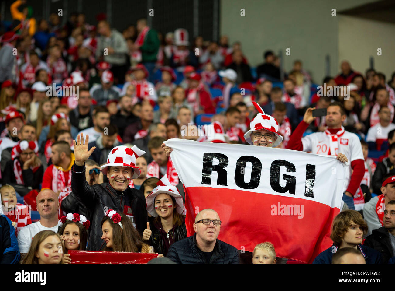 Polacco per gli appassionati di calcio prima della partita tra la Polonia e il Portogallo per la UEFA lega delle nazioni, a Slaski Stadium, in Chorzów, Polonia. Punteggio finale: 2-3 Polonia Portogallo Foto Stock