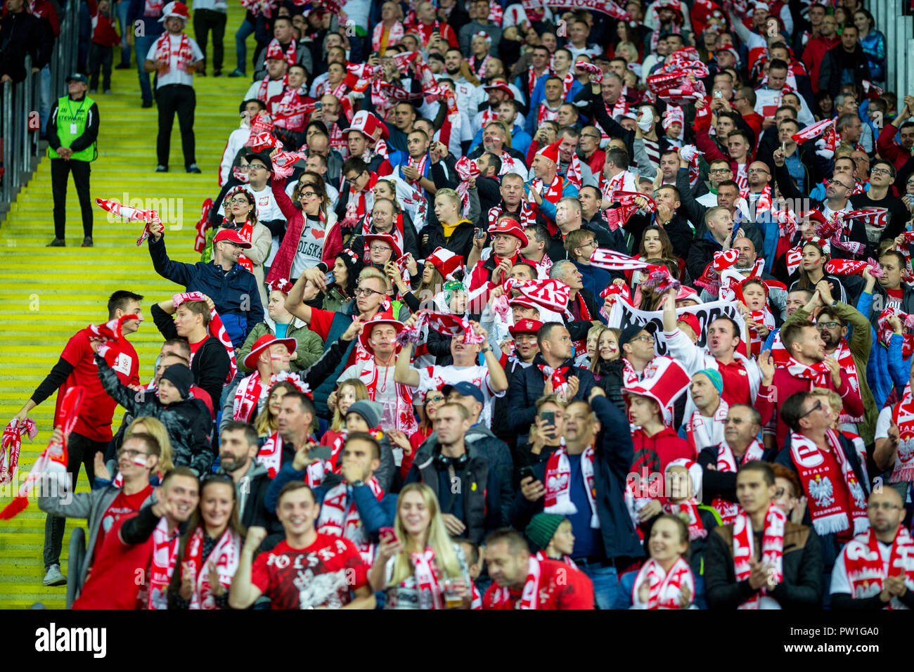 La Polonia è un fan per celebrare il secondo obiettivo della squadra nazionale durante il confronto tra la Polonia e il Portogallo per la UEFA lega delle nazioni, a Slaski Stadium, in Chorzów, Polonia. Punteggio finale: 2-3 Polonia Portogallo Foto Stock
