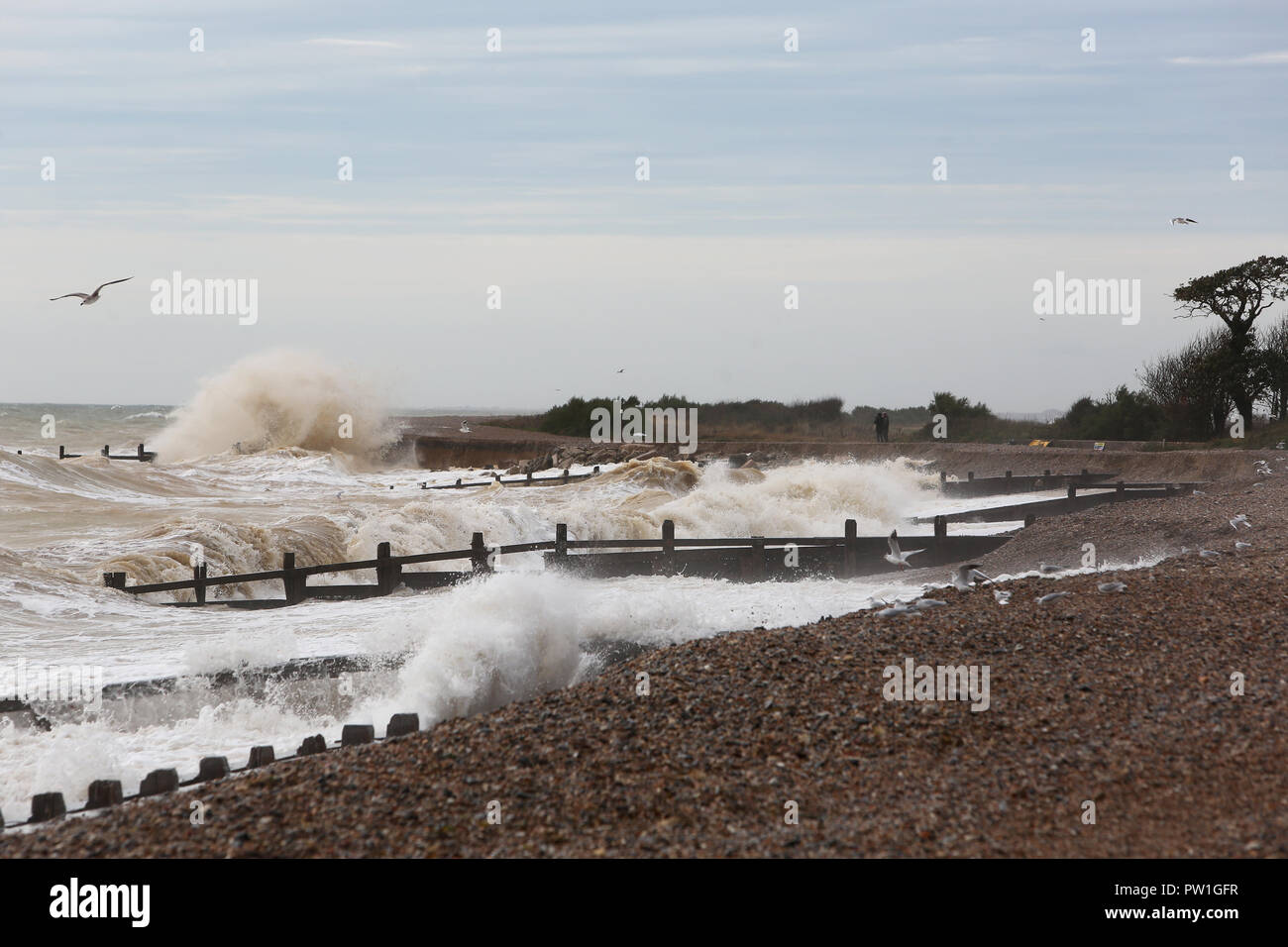 Climping Beach, West Sussex, Regno Unito. Tempesta Callum foto di colpire la costa meridionale del Regno Unito. Venerdì 12 ottobre 2018 © Sam Stephenson/Alamy Live News. Foto Stock