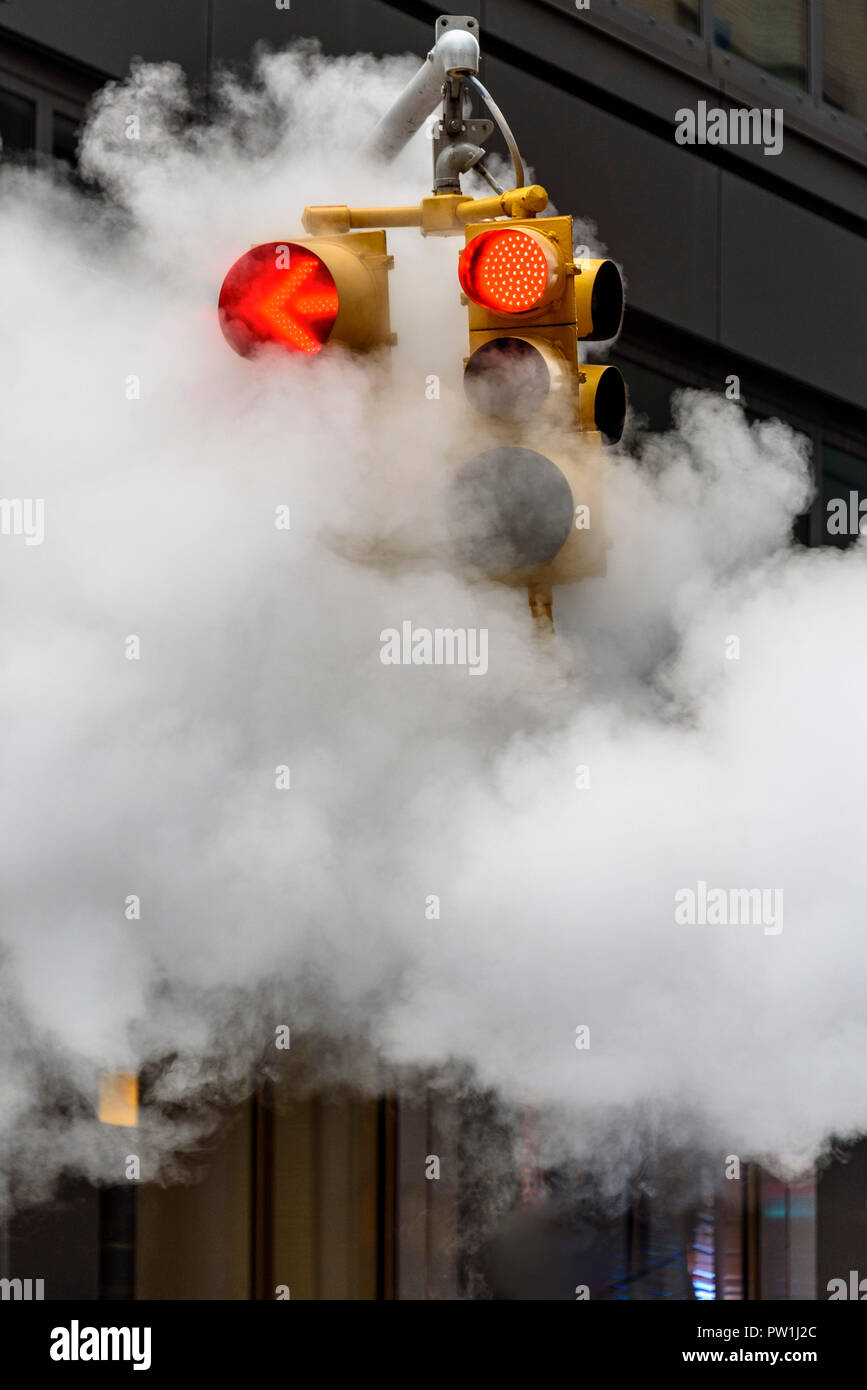 10-2018 Manhattan, New York. La fuoriuscita di vapore da una ventola di raffreddamento in senso opposto e si oscurano le luci del traffico. Foto: © Simon Grosset Foto Stock