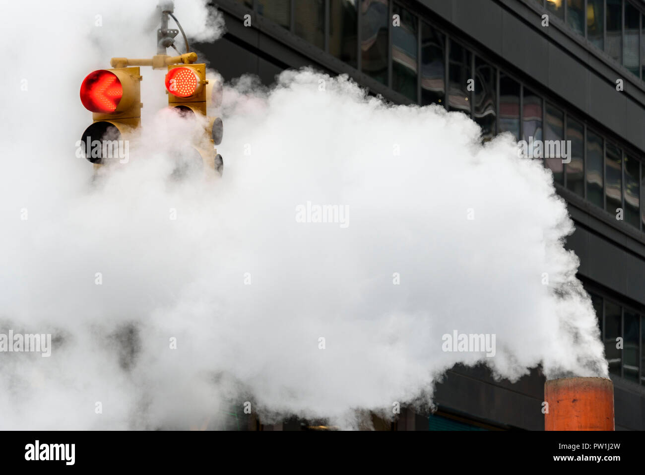 10-2018 Manhattan, New York. La fuoriuscita di vapore da una ventola di raffreddamento in senso opposto e si oscurano le luci del traffico. Foto: © Simon Grosset Foto Stock
