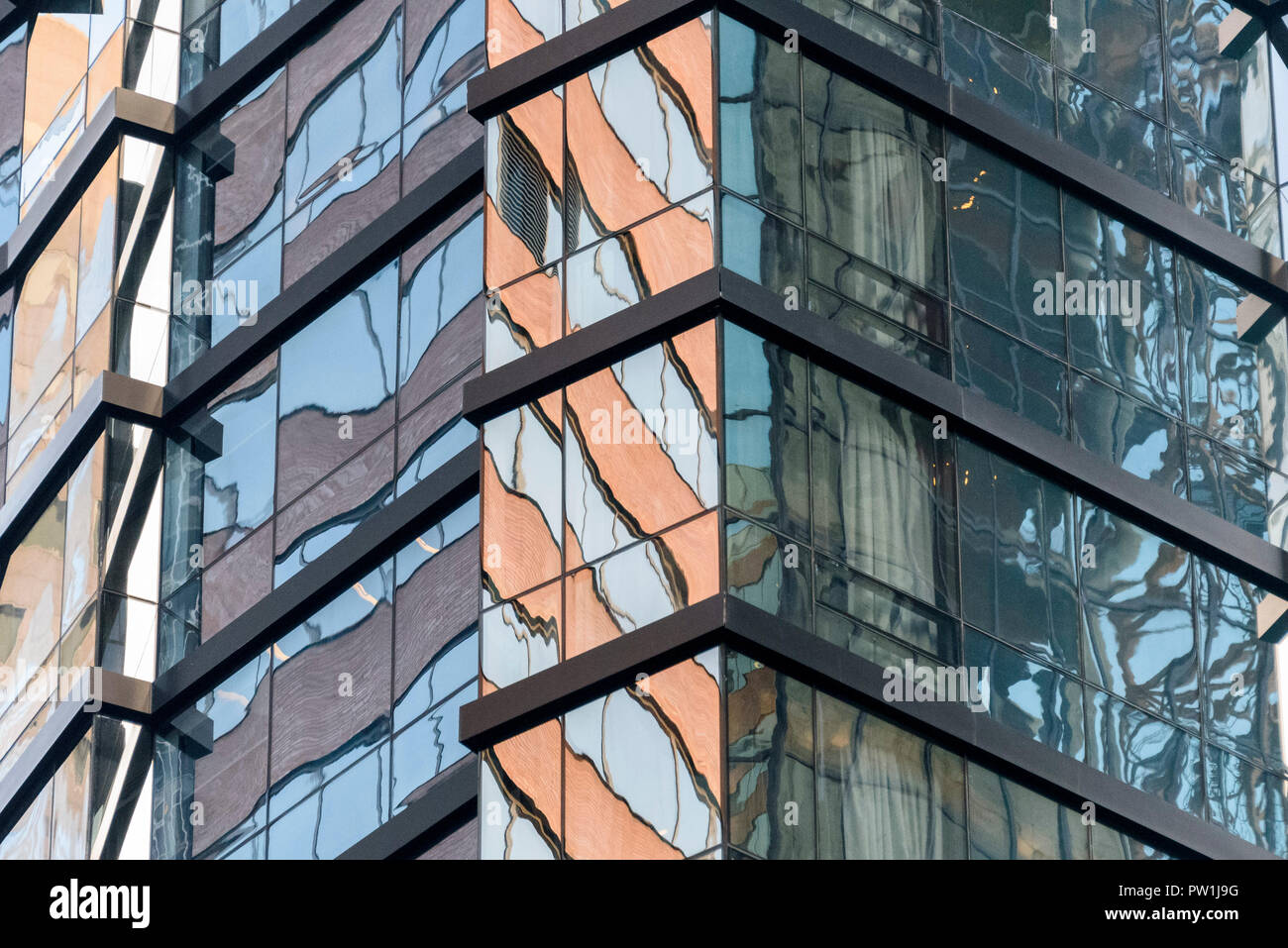 10-2018 Manhattan, New York. Edifici per uffici riflessa nelle finestre di altri edifici di uffici. Foto: © Simon Grosset Foto Stock