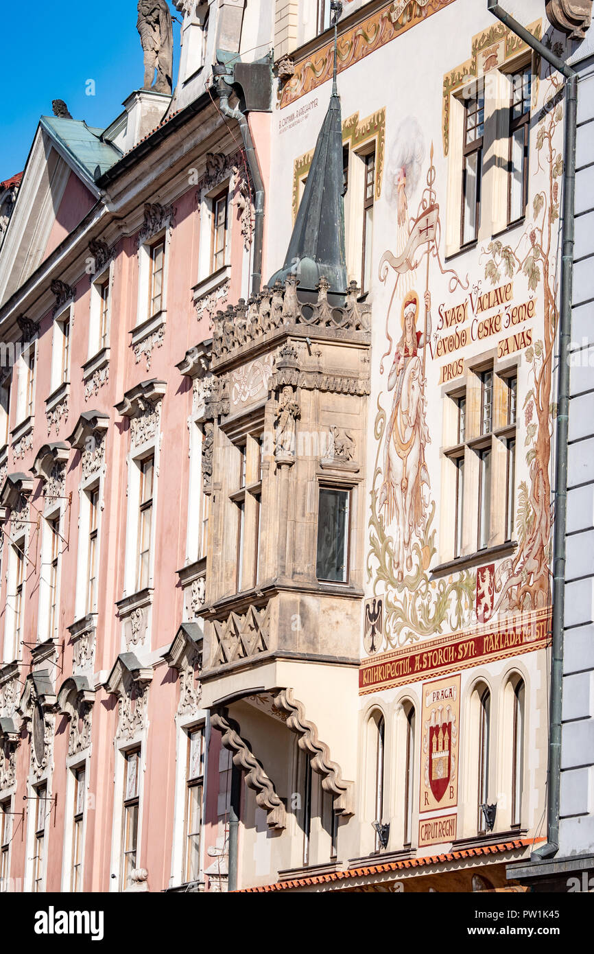 Vista laterale della vecchia architettura su appartamenti a Praga - Repubblica Ceca Foto Stock