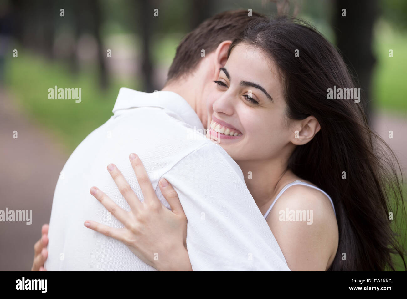 Giovane coppia attraente in amore abbracciando all'aperto Foto Stock