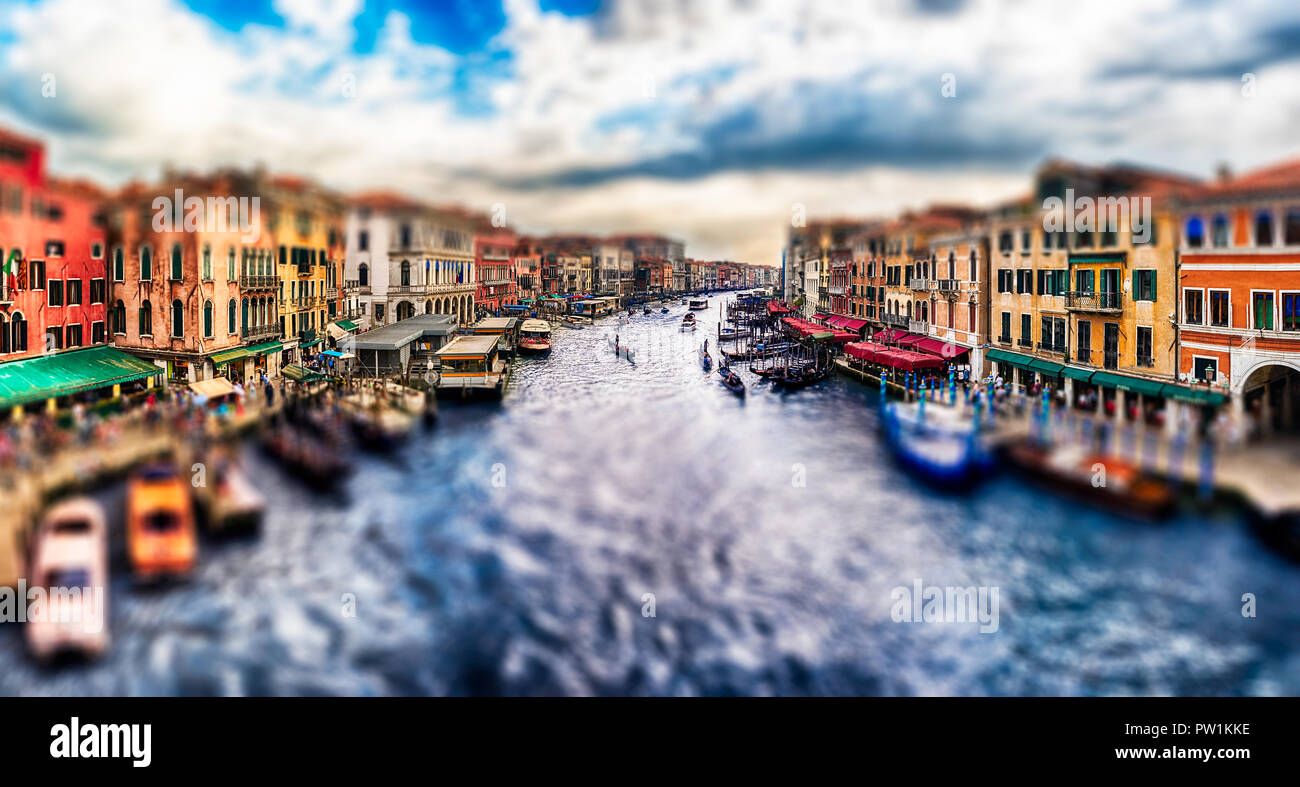 Vista panoramica del Canal Grande al tramonto del famoso Ponte di Rialto, uno dei principali landmark a Venezia, Italia. Tilt-shift effetto applicato Foto Stock