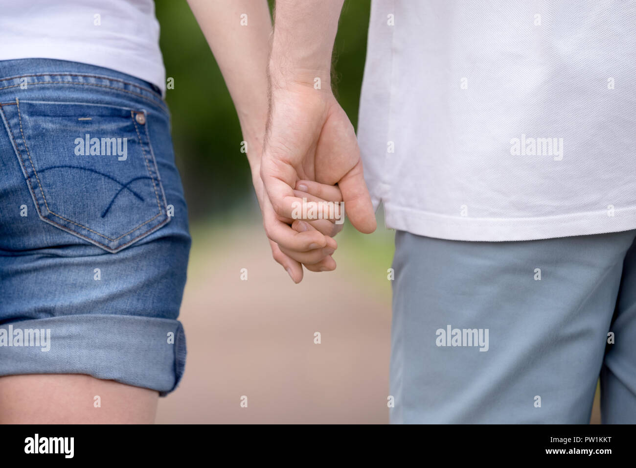 Stretta di mano di amare giovane Foto Stock