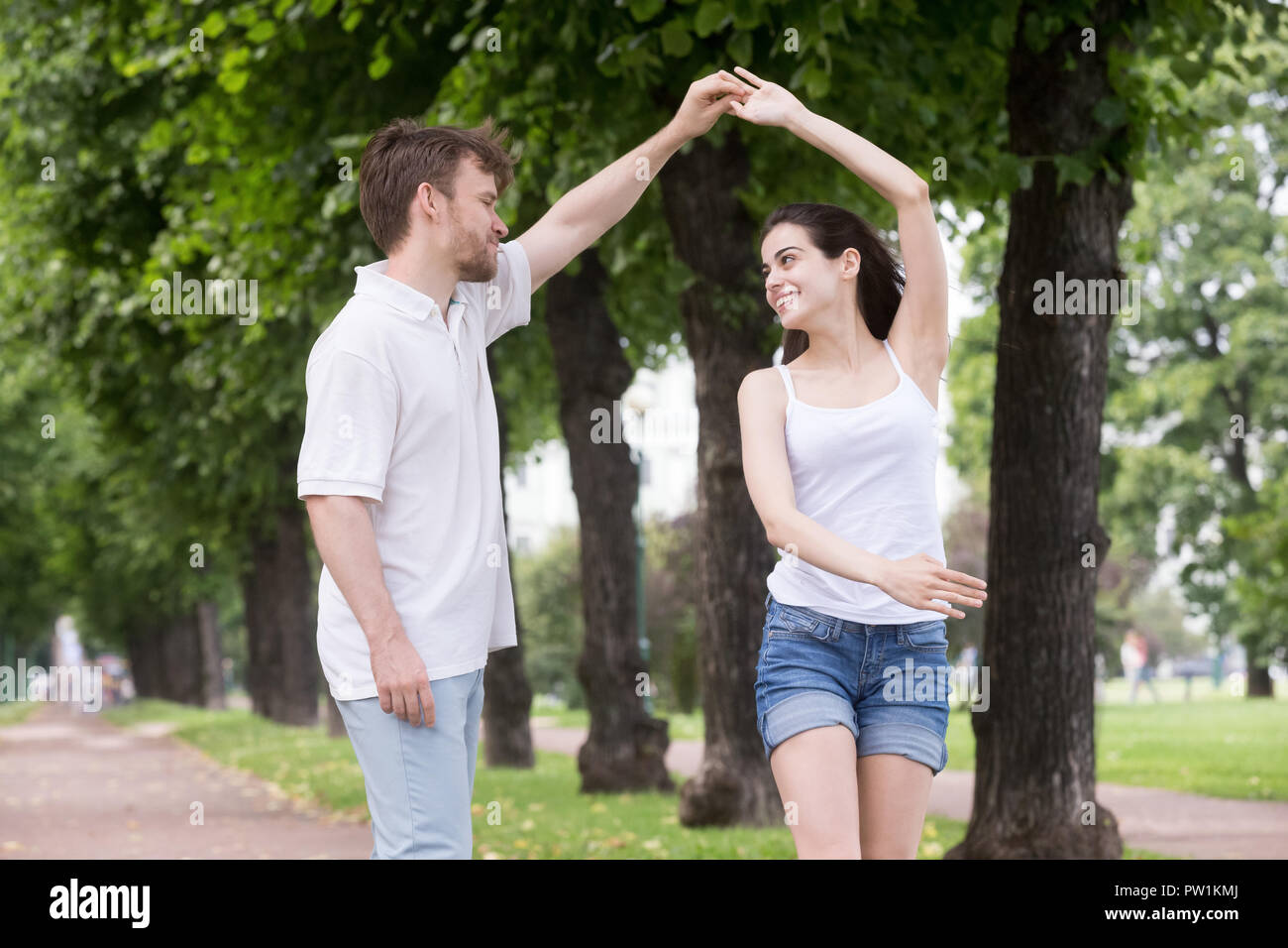Attraente giovane coppia felice in amore all'aperto Foto Stock