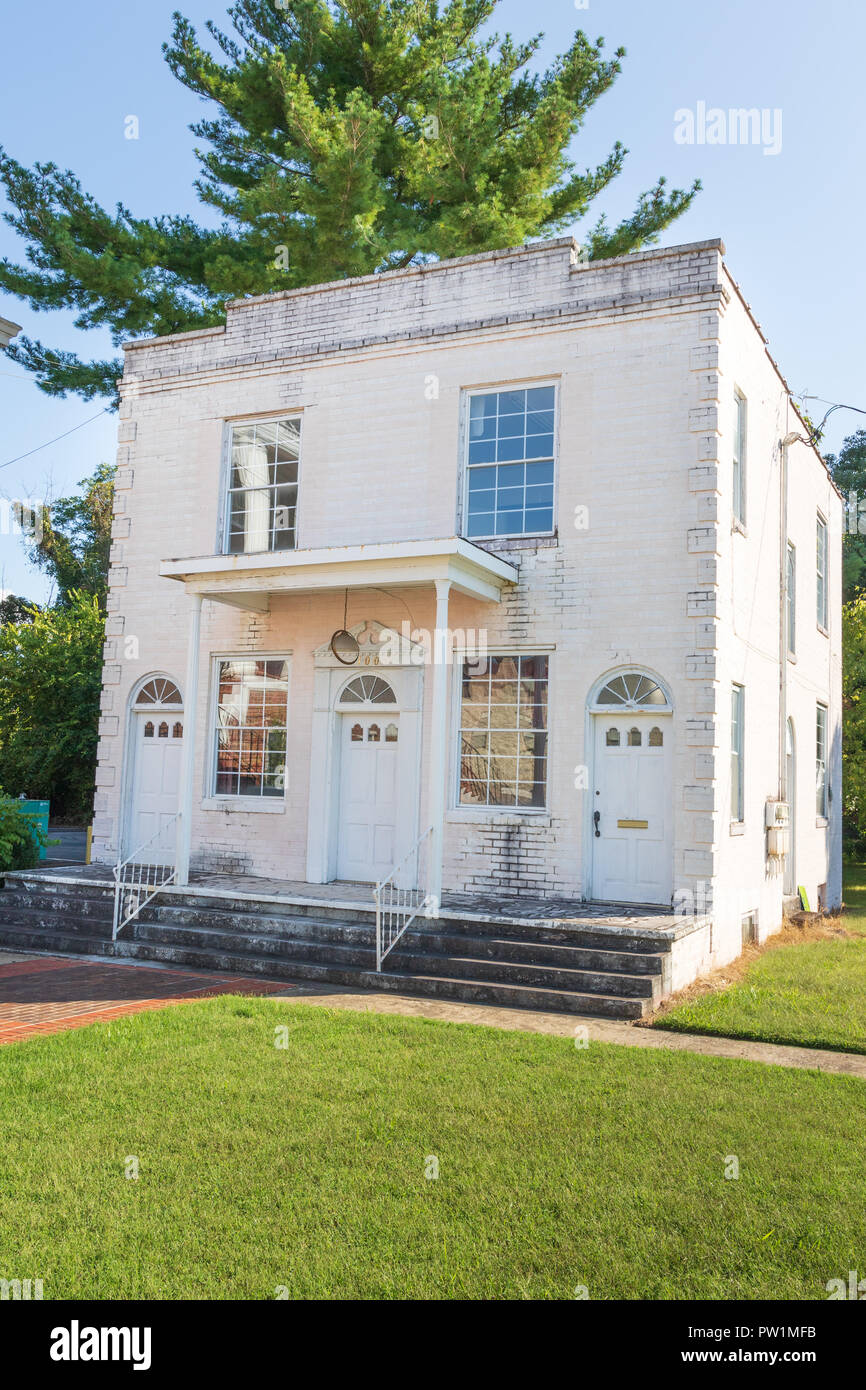 ELIZABETHTON, TN, Stati Uniti d'America e 10/1/18: Vecchia degli avvocati impostazione edificio sul lato prato di Carter County Courthouse. Foto Stock