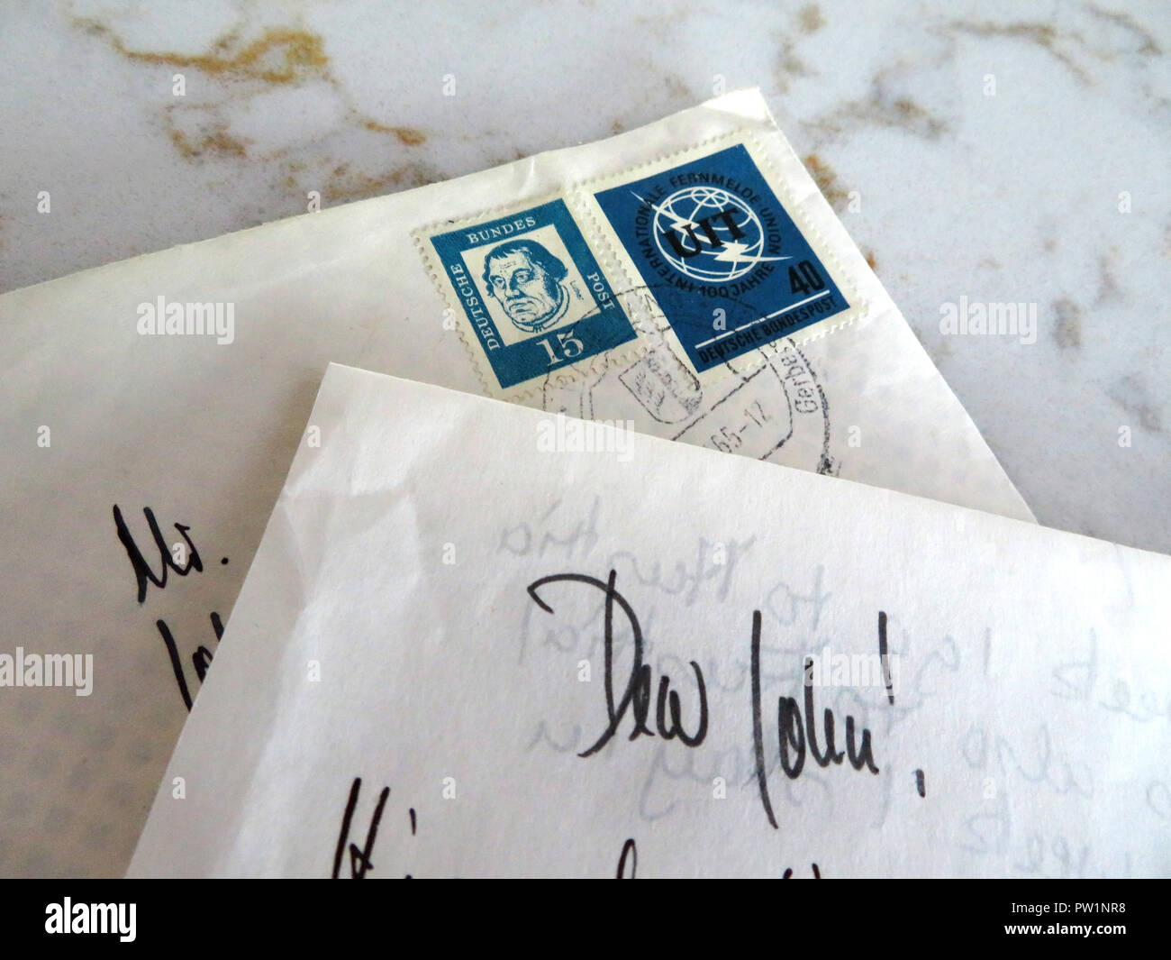 Scritto a mano lettere dall'estero a partire con il caro Giovanni Foto Stock