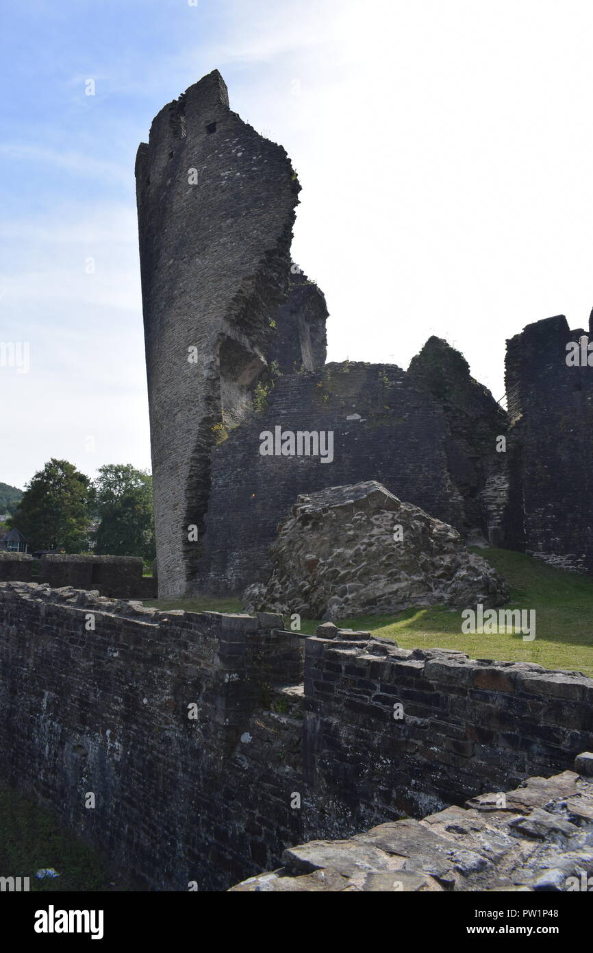 Resti medievali della torre a Castello Caephilly Foto Stock