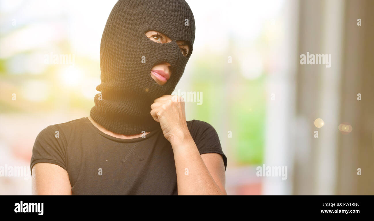 Ladro terrorista donna che indossa passamontagna maschera da sci il pensiero e la ricerca di esprimere dubbi e meraviglia Foto Stock