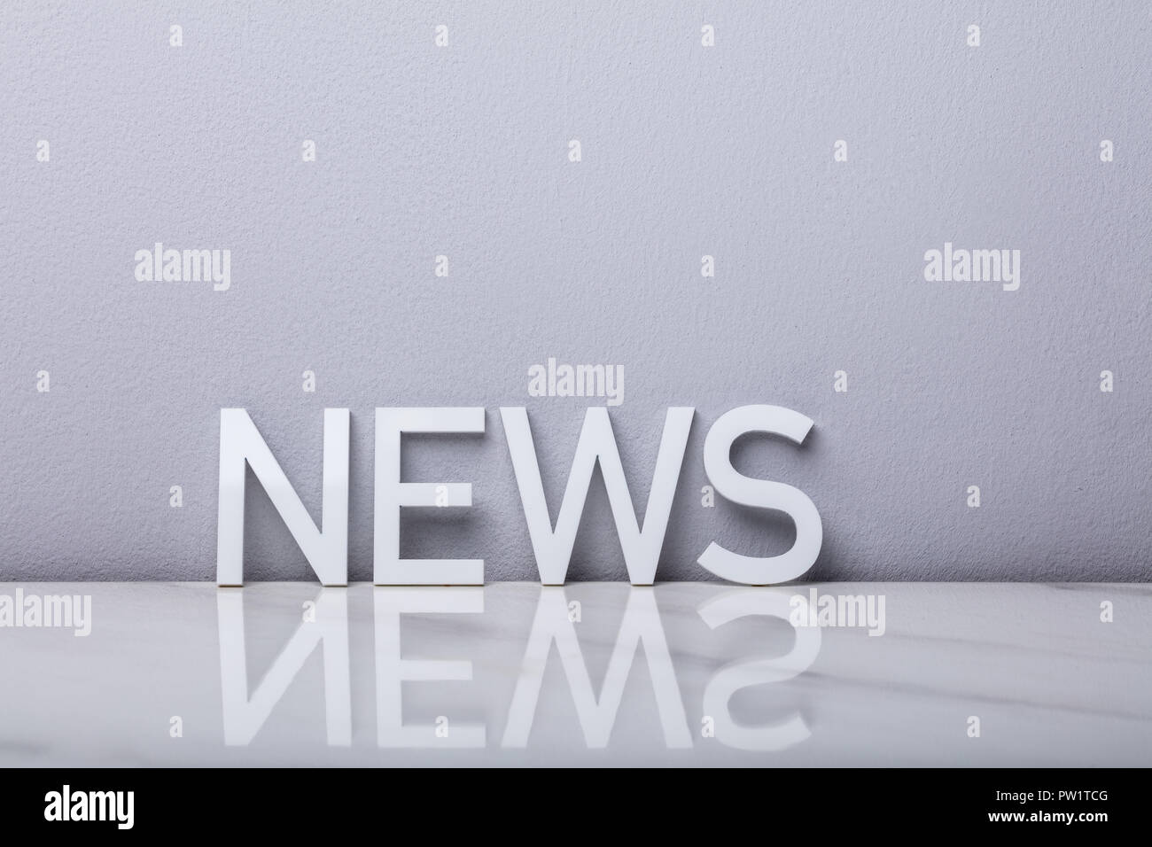 Foto di bianco News parola appoggiata sulla parete Foto Stock
