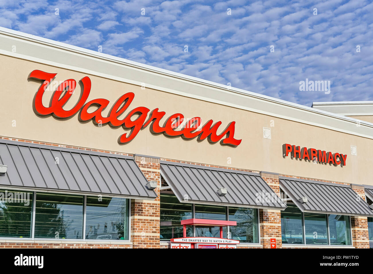 Walgreens Pharmacy anteriore segno esterno e il logo aziendale in Montgomery, Alabama USA. Foto Stock Walgreens Pharmacy anteriore segno esterno e il logo aziendale in Montgomery, Alabama USA. Foto Stock