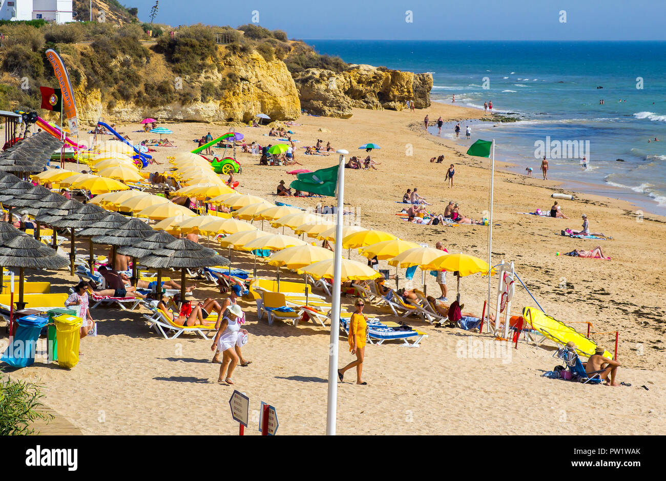 28 settembre 2018 una vista lungo Oura Praia spiaggia di Albuferia Portogallo su Algarve con le sue scogliere lettini per prendere il sole e sabbia Foto Stock