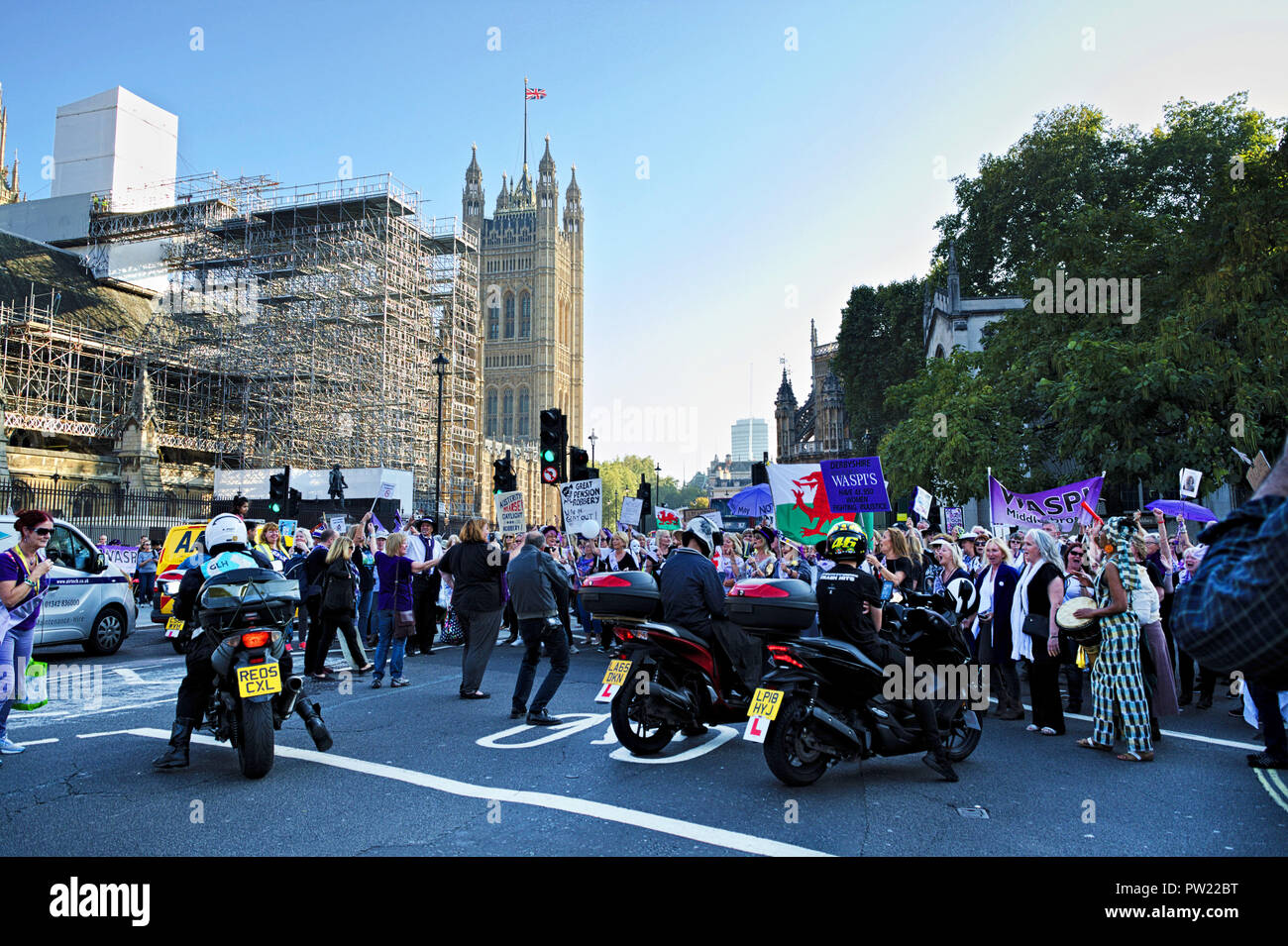 Londra, Donne contro la pensione statale di disuguaglianza campagna di gruppo. Manifestanti blocco strada fuori dal Parlamento. Foto Stock