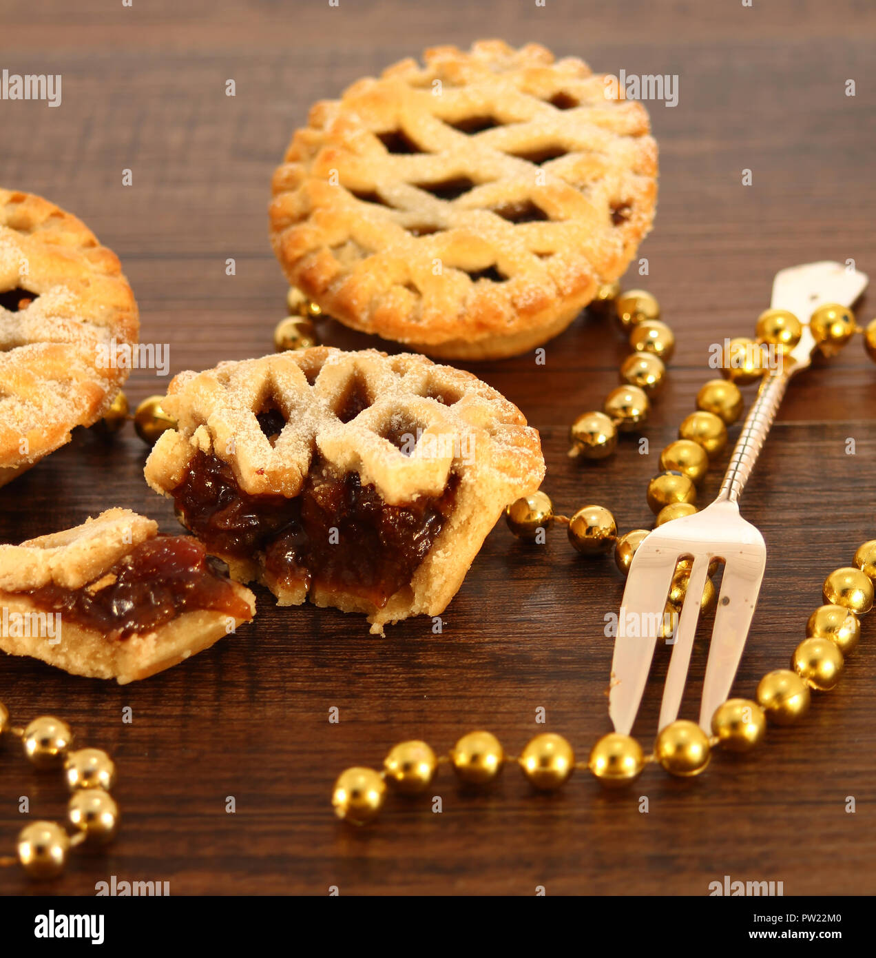 Natale pasticci di carne macinata su un sfondo di legno Foto Stock