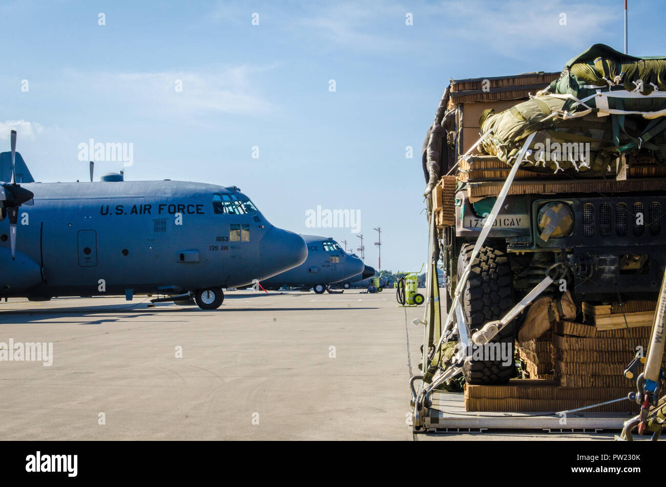 Un pesante carico di apparecchiature siede sulla linea di volo pronti per essere caricati sul C-130 Hercules aeromobile prima dell'esecuzione di una goccia di aria durante la sciabola di svincolo 18, a Ramstein Air Base, Germania, Sett. 20, 2018. Saber 18 di giunzione è la U.S. Esercito 173rd Airborne della brigata Combat training center certificazione, che si svolgono su Grafenwoehr Hohenfels e le aree di formazione. Gli Stati Uniti Esercito Europa-diretto esercizio è progettato per valutare la predisposizione della brigata di condurre unified operazioni di terra in un giunto, combinata ambiente e di promuovere l'interoperabilità con la partecipazione di alleati e partner Foto Stock