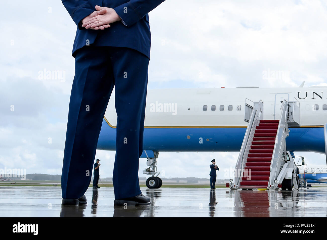 Avieri e il personale a terra a prepararsi per la partenza del Vice Presidente Mike Pence a bordo Air Force due, 10 ottobre 2018, Base comune Andrews, Md. l'ottantanovesimo Airlift Wing offre a livello mondiale speciale missione aria airlift, logistica, porta antenna e comunicazioni per il presidente, vice presidente, membri del gabinetto, lottatori comandanti e altri alti funzionari militari e dirigenti eletti come incaricato dalla Casa Bianca, Air Force capo del personale e di mobilità in aria il comando. (U.S. Air Force foto/Staff Sgt. Kenny Holston) Foto Stock