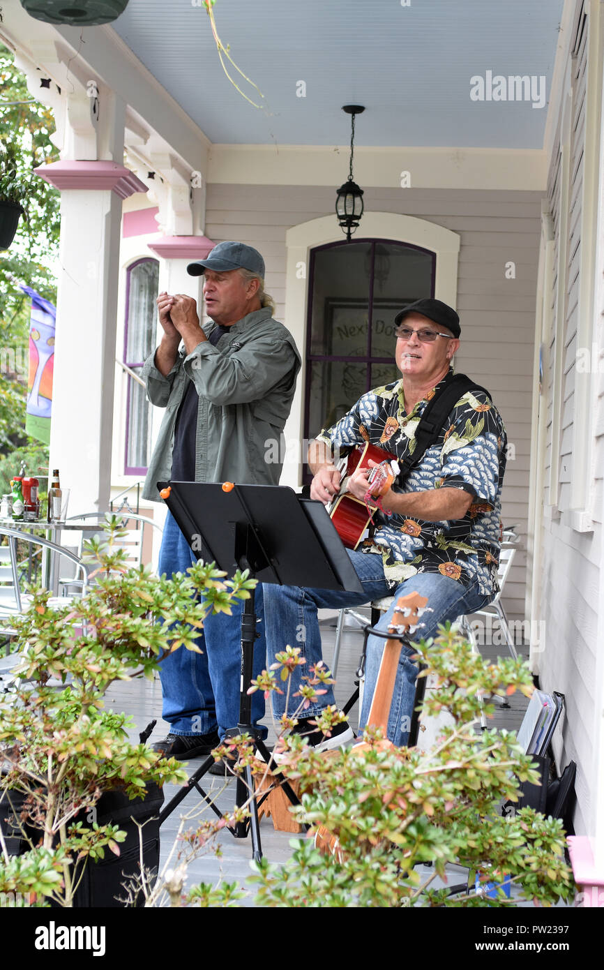 Porchfest - un evento con una varietà di artisti musicali in tutta Sandwich Village su Cape Cod, STATI UNITI D'AMERICA Foto Stock