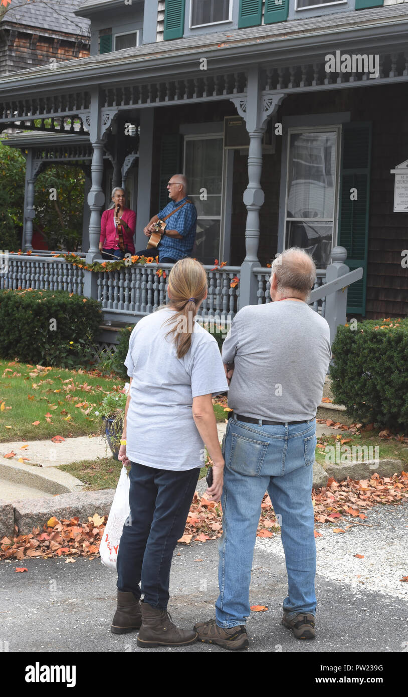 Un giovane gode Porchfest - un evento con una varietà di artisti musicali in tutta Sandwich Village su Cape Cod, STATI UNITI D'AMERICA Foto Stock